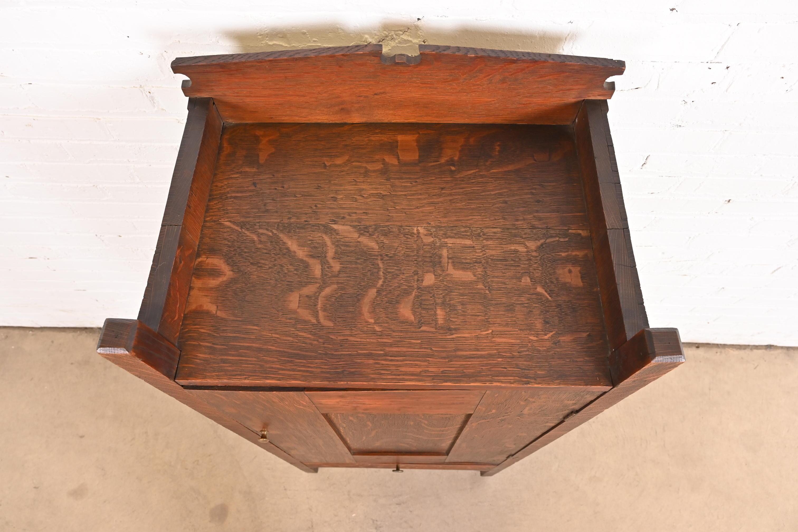 Armoire de musique ou de bar Arts & Crafts Mission en chêne de style Stickley Brothers en vente 3