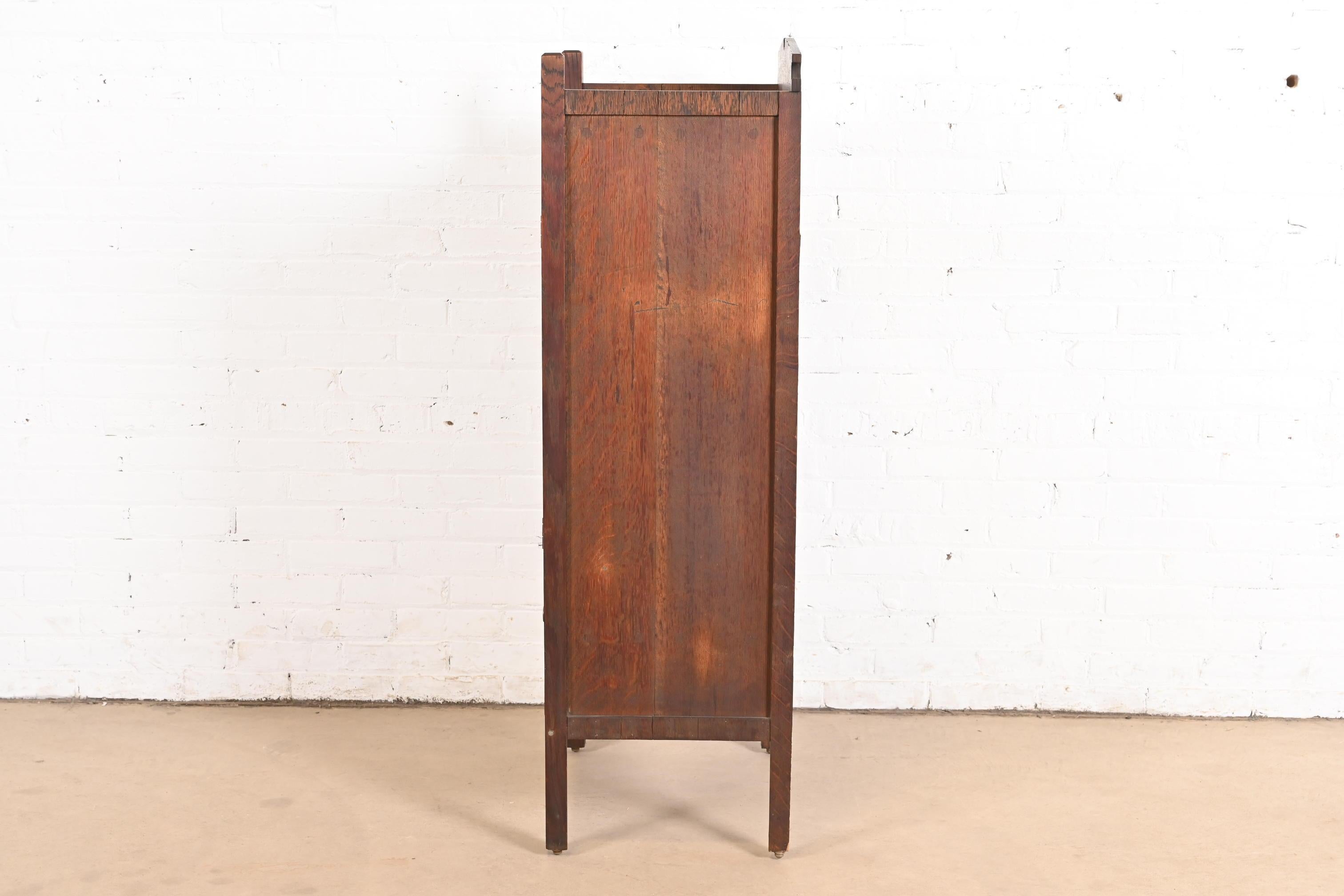 Armoire de musique ou de bar Arts & Crafts Mission en chêne de style Stickley Brothers en vente 4