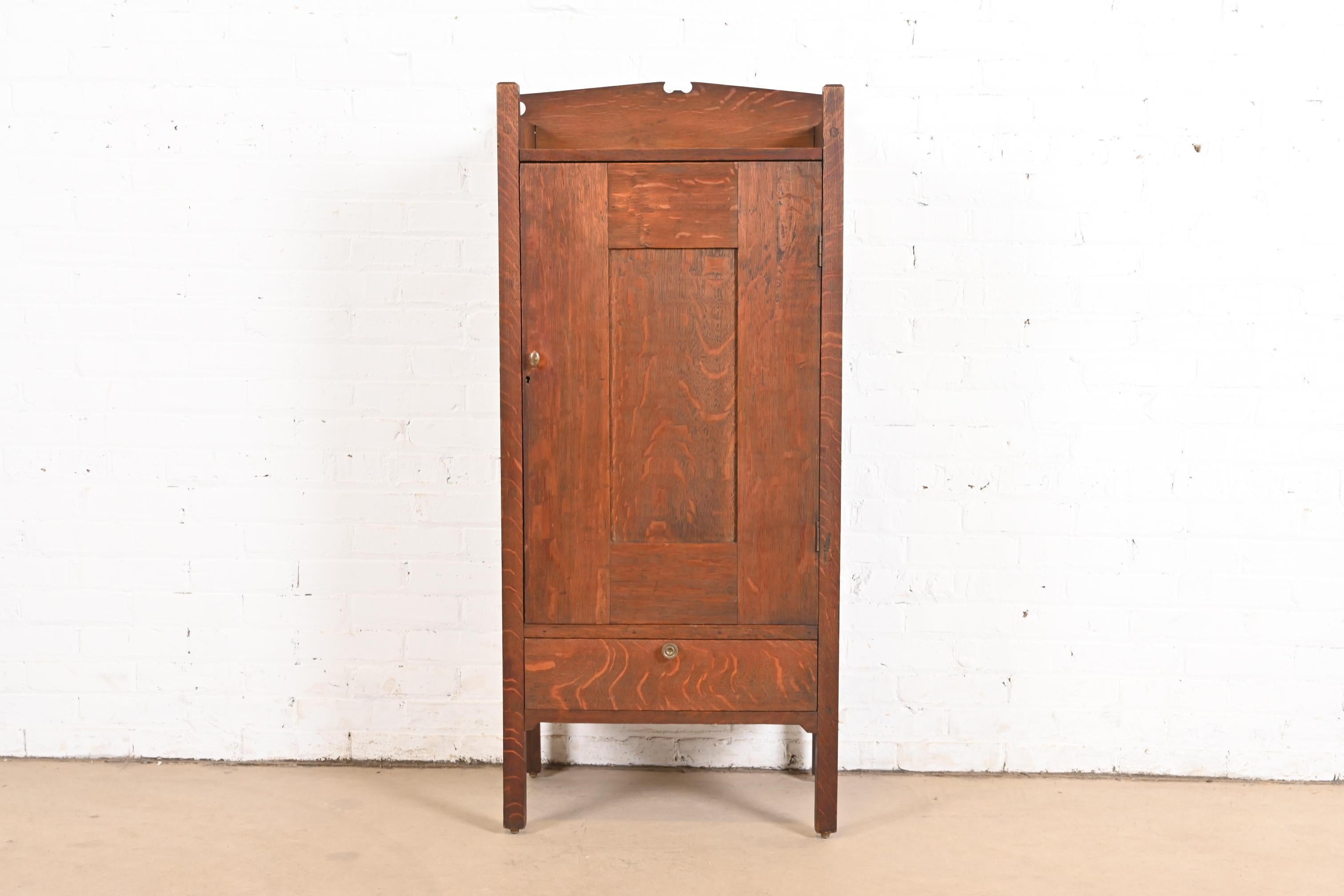 Magnifique meuble à musique ou meuble de bar d'époque Mission ou Arts & Crafts.

À la manière de Stickley Brothers

USA, Circa 1900

Chêne scié sur quartier, avec quincaillerie en laiton.

Dimensions : 23,13 