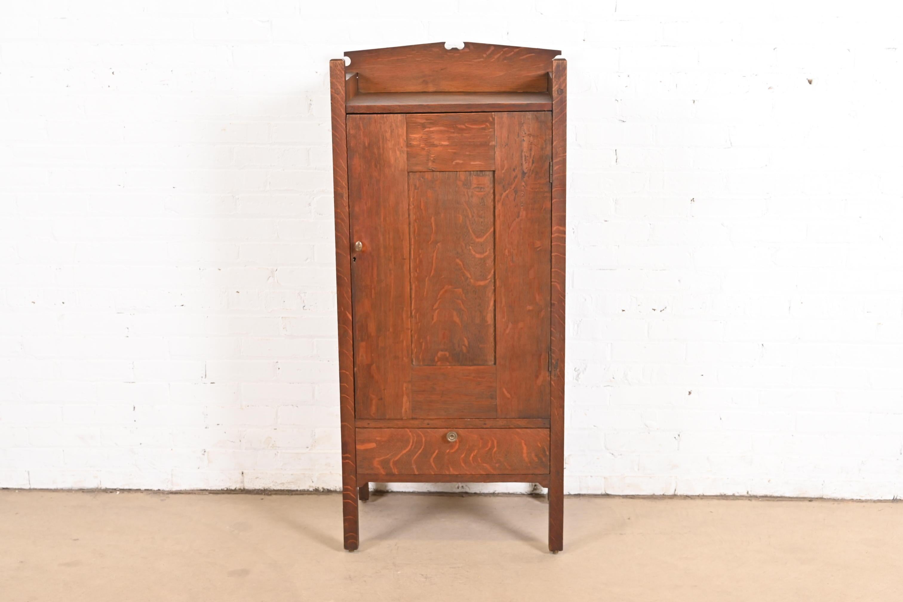 Arts and Crafts Armoire de musique ou de bar Arts & Crafts Mission en chêne de style Stickley Brothers en vente