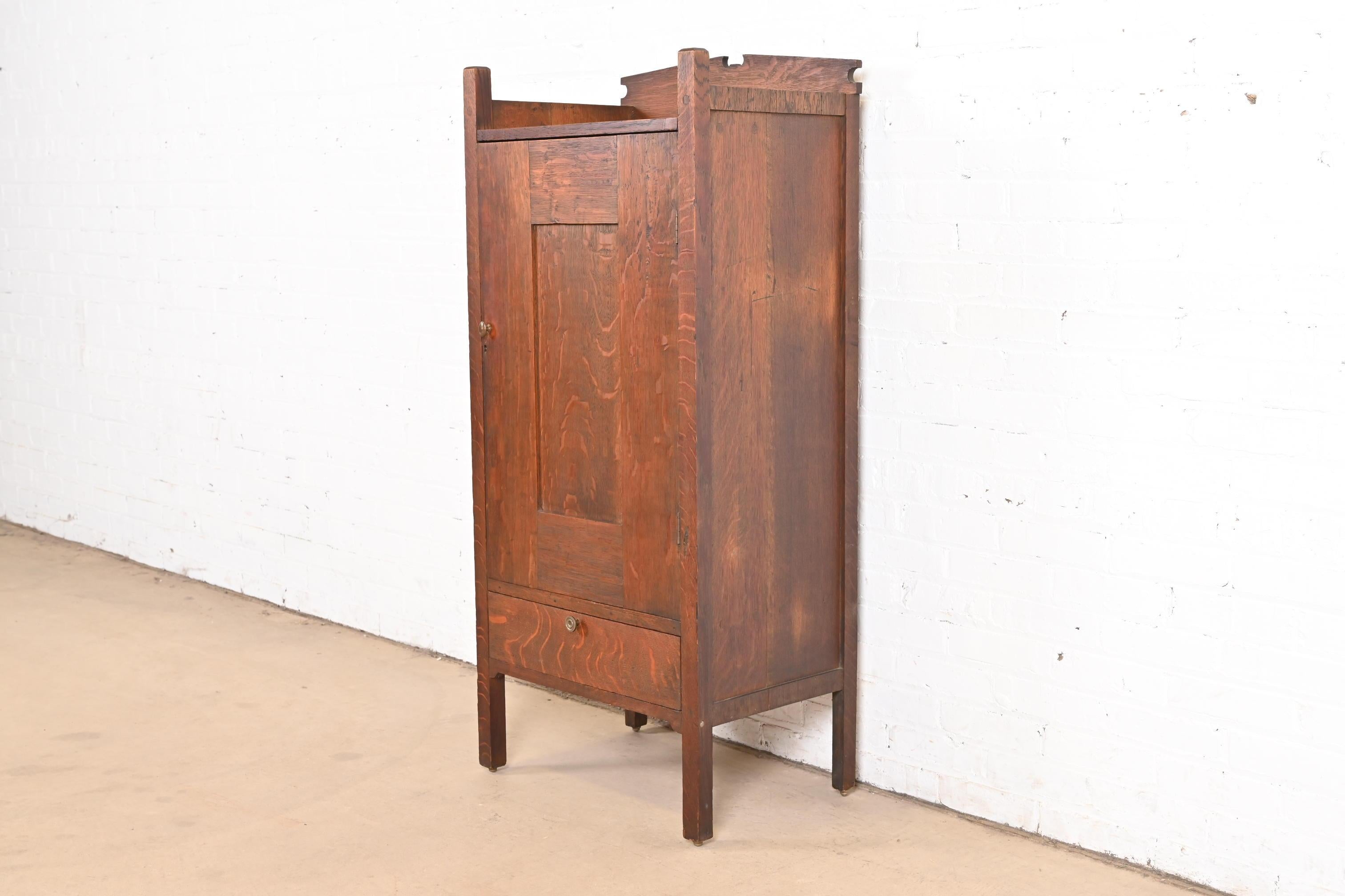 Américain Armoire de musique ou de bar Arts & Crafts Mission en chêne de style Stickley Brothers en vente