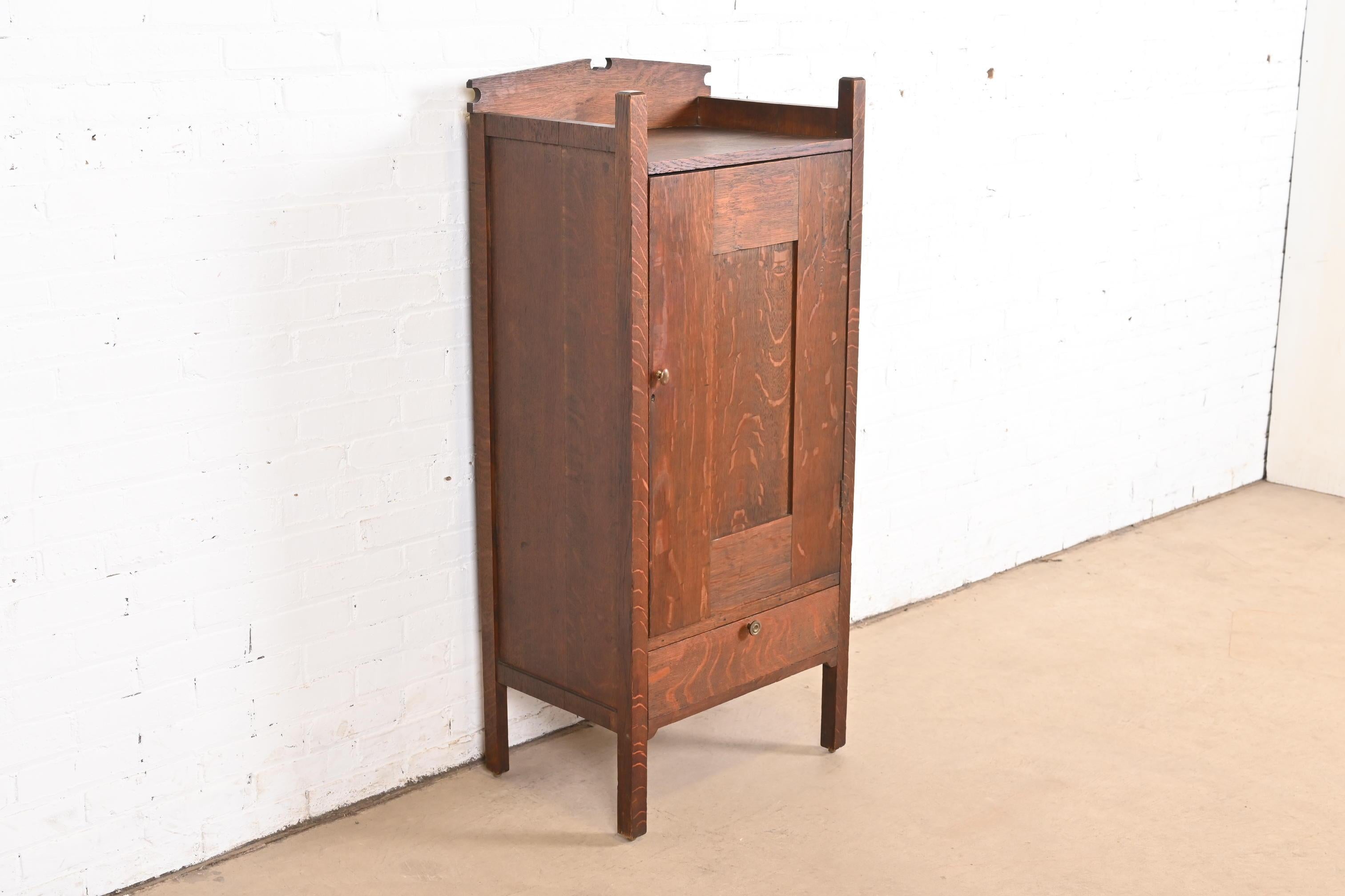 Armoire de musique ou de bar Arts & Crafts Mission en chêne de style Stickley Brothers Bon état - En vente à South Bend, IN