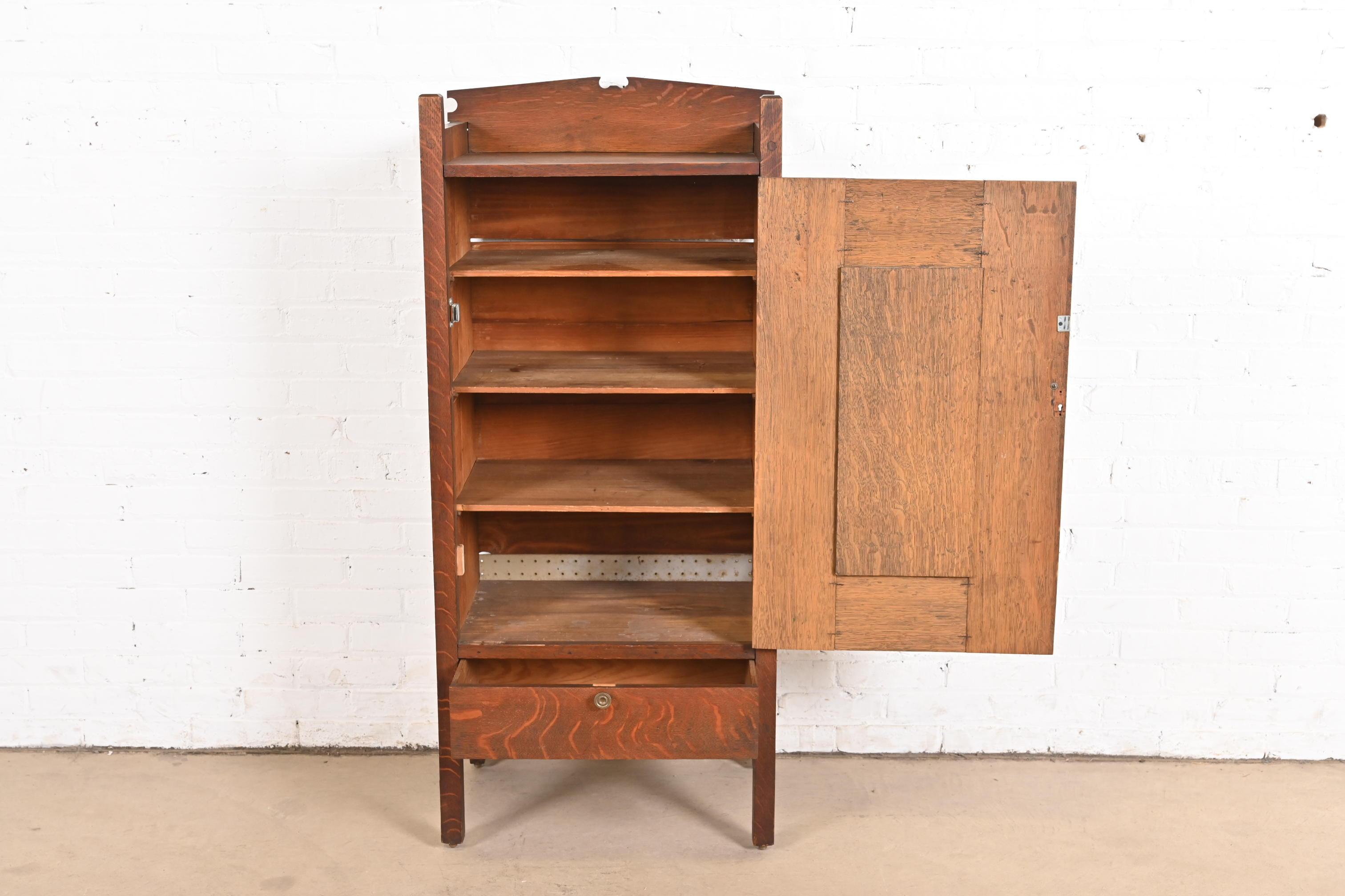 20ième siècle Armoire de musique ou de bar Arts & Crafts Mission en chêne de style Stickley Brothers en vente