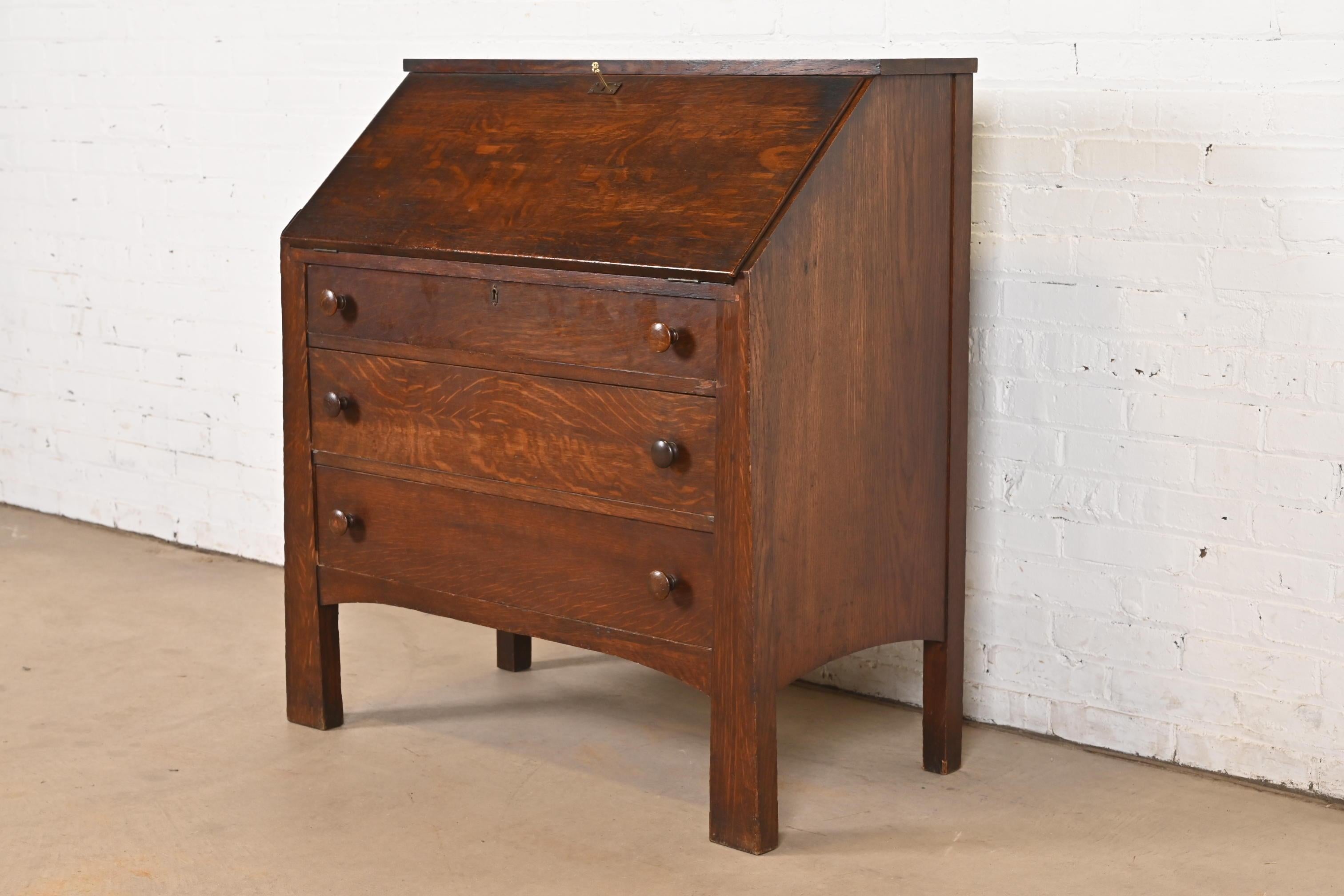 Eine wunderschöne antike Mission oder Arts & Crafts Zeitraum Viertel gesägt Eiche schrägen Front Schreibtisch

Nach dem Vorbild der Gebrüder Stickley

Von W. B. Moses & Söhne

USA, ca. 1900

Maße: 36 
