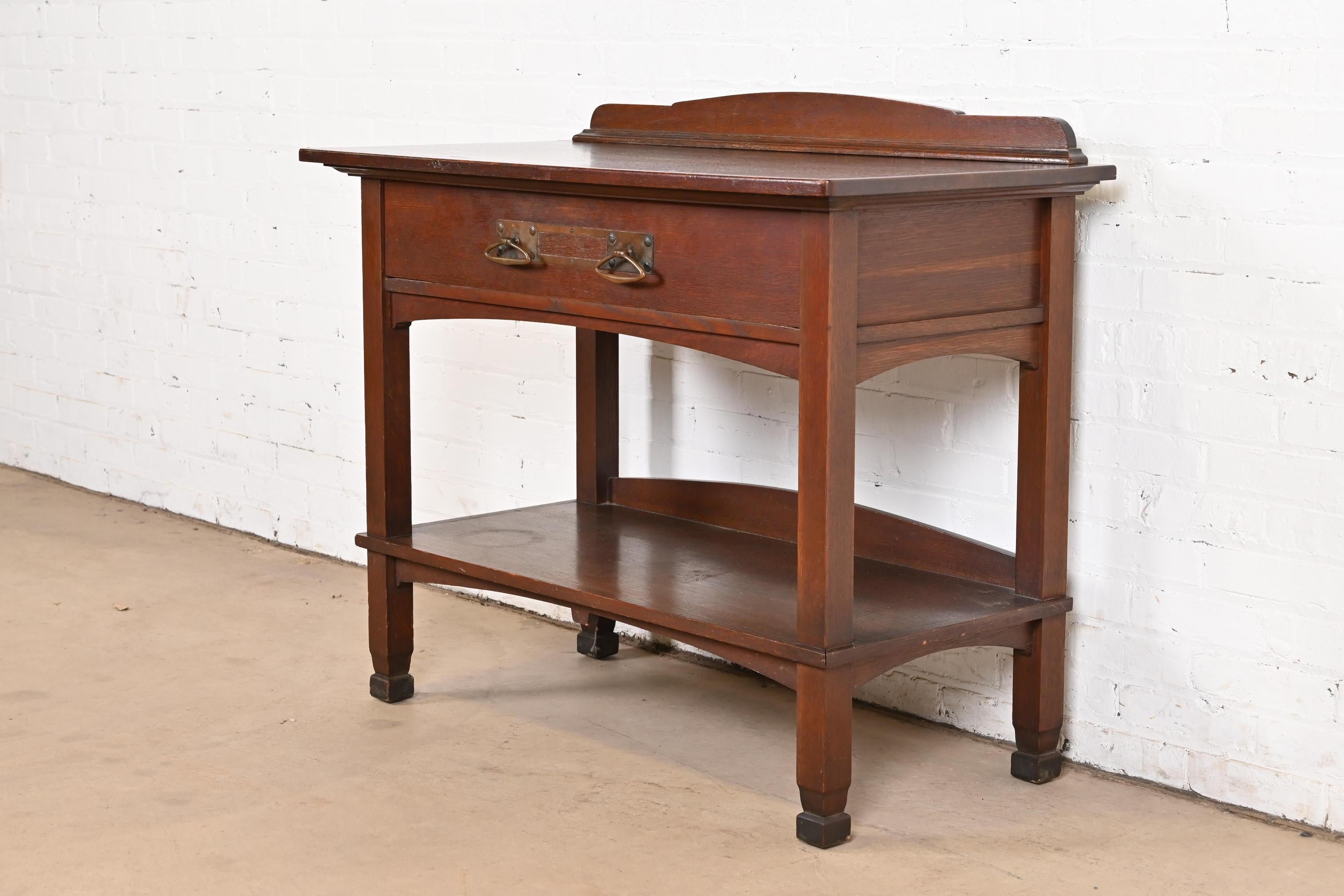 Un excepcional aparador buffet o servidor antiguo Mission o Arts & Crafts

A la manera de Stickley Brothers

EE.UU., Circa 1900

Precioso roble tallado, con herrajes originales de cobre martillado.

Medidas: 42