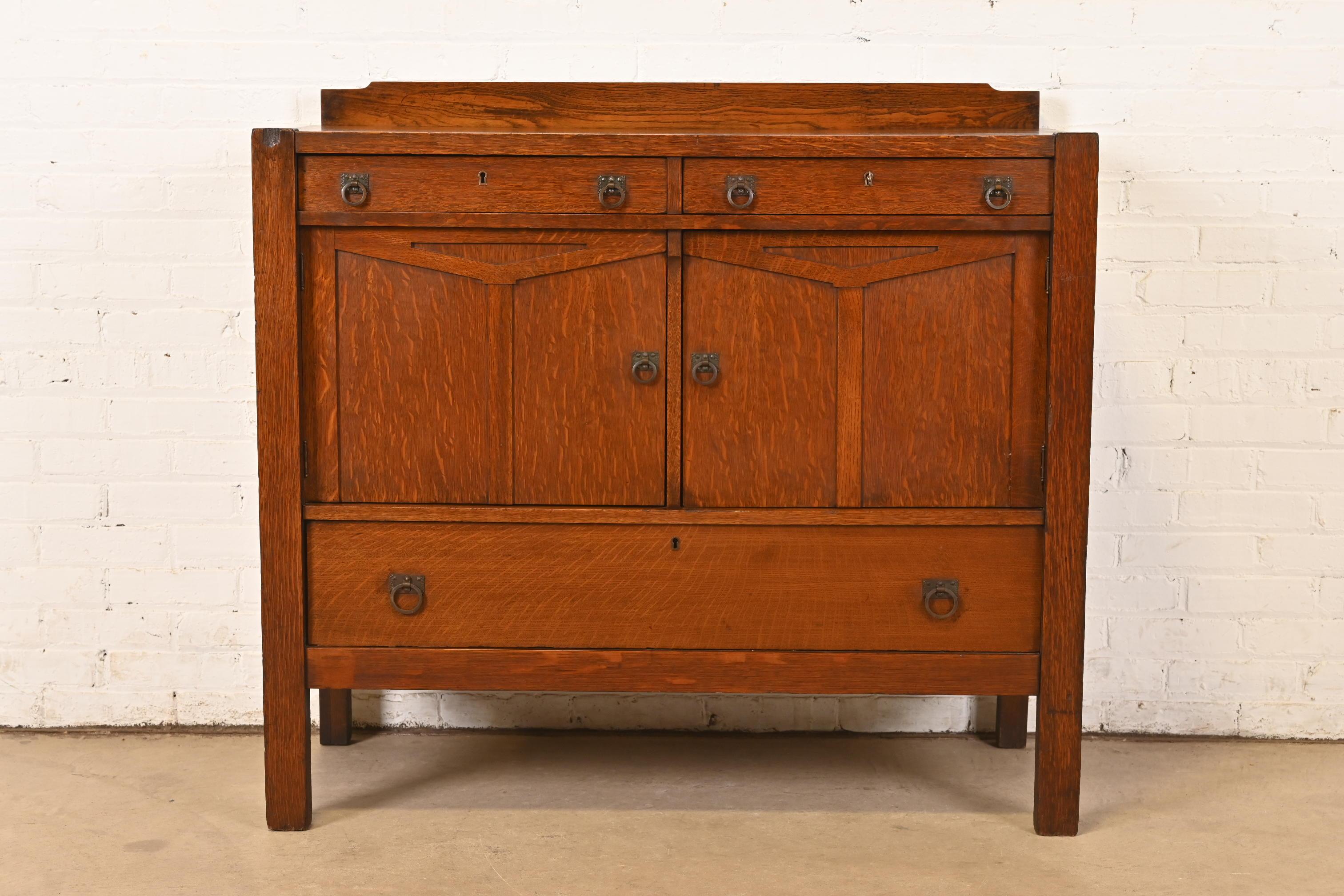 Una splendida credenza d'epoca Mission o Arts & Crafts, un buffet o un mobile da bar

Alla maniera di Stickley Brothers

USA, circa 1900

Bellissima quercia tigrata segata a un quarto, con ferramenta originale in rame martellato.

Misure: 44,25