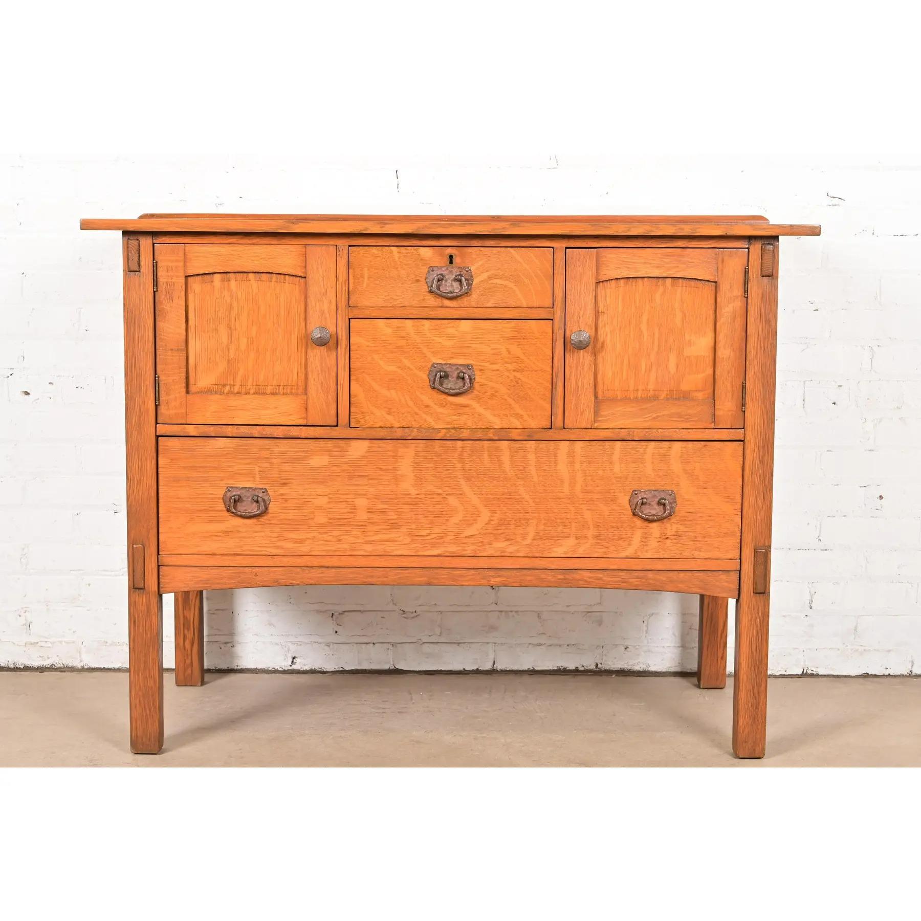 Eine wunderschöne antike Anrichte im Missions- oder Arts & Crafts-Stil, ein Buffet-Server oder ein Barschrank

Nach dem Vorbild der Gebrüder Stickley

Zurückgezogen von H.S. Barney Co.

USA, ca. 1900

Wunderschönes Eichenholz, mit originalen