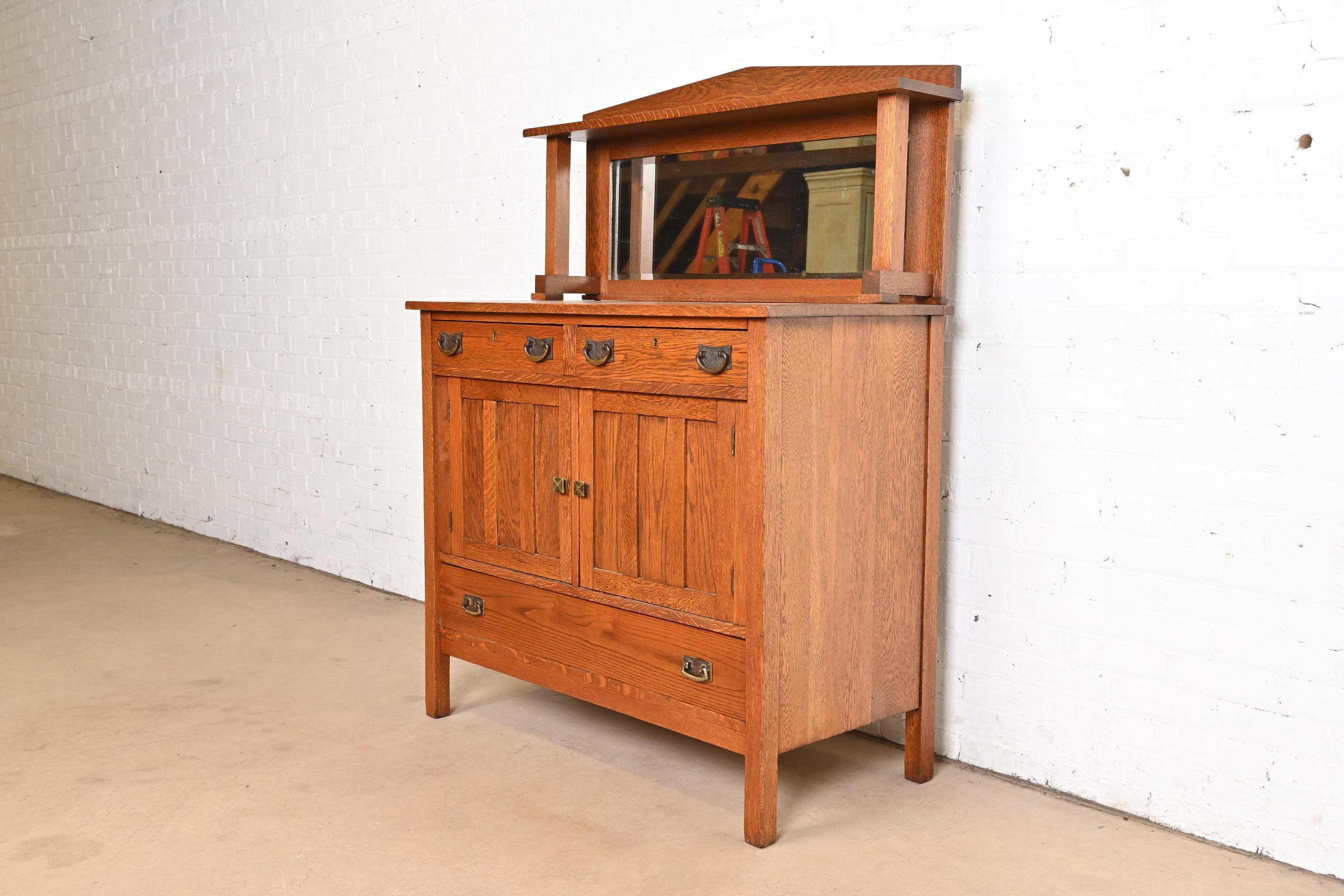 Una splendida credenza d'epoca Mission o Arts & Crafts, un buffet o un mobile da bar

Alla maniera di Stickley Brothers

USA, circa 1900

Splendida quercia segata a quarto di dollaro, con retrospiaggia a specchio e ferramenta in rame