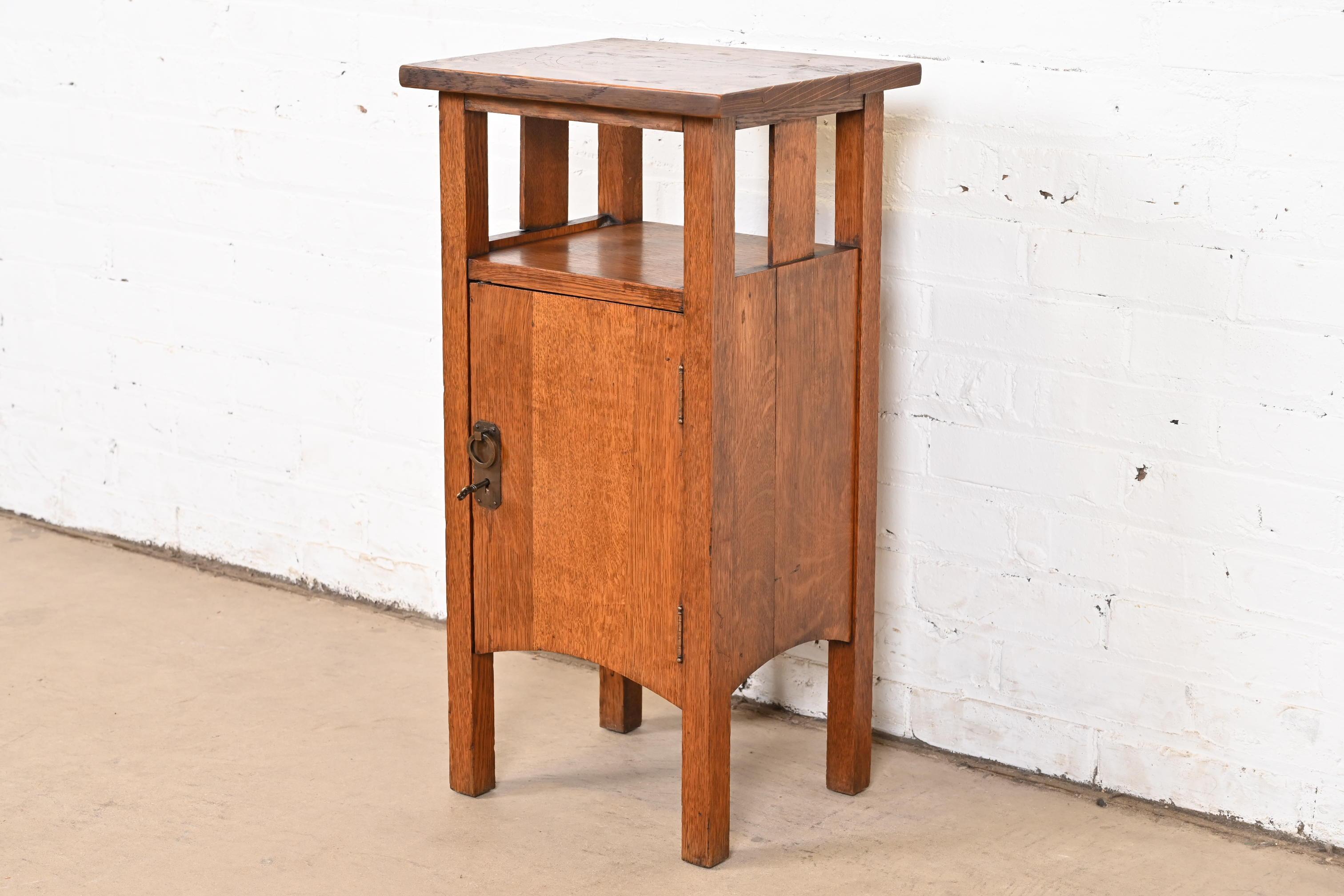 Un magnífico mueble auxiliar o mesa para fumar de estilo Mission Arts & Crafts

Por Conrey-Davis Manufacturing Co.

EE.UU., Circa 1900

Precioso roble aserrado en cuartos, con herrajes originales de cobre martillado. El armario se cierra con llave