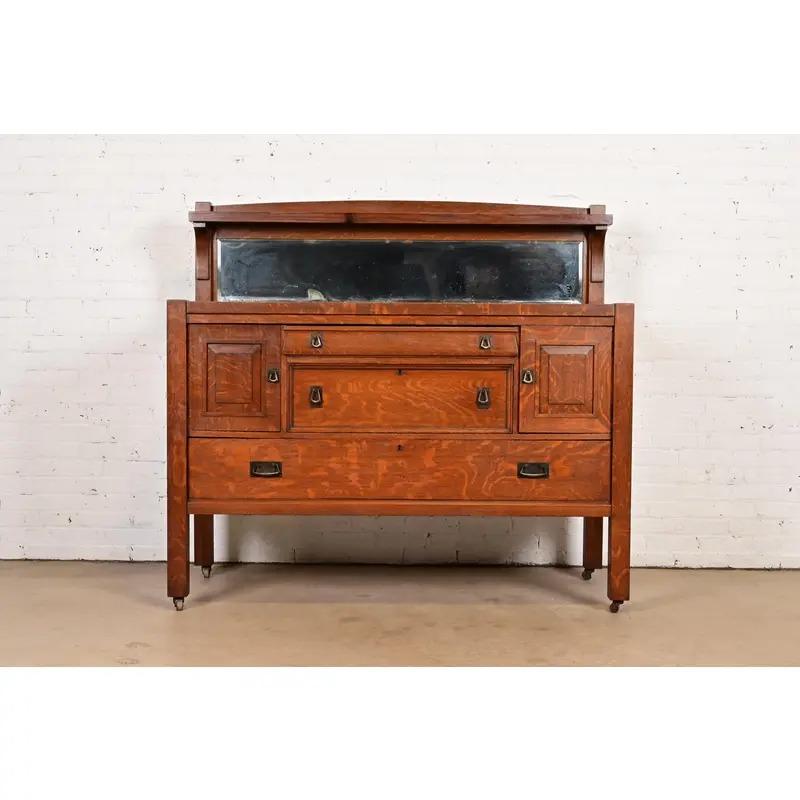 Eine wunderschöne antike Anrichte im Missions- oder Arts & Crafts-Stil, ein Buffet-Server oder ein Barschrank

Nach dem Vorbild der Gebrüder Stickley

Von der Jake Tennenbaum Co.

USA, ca. 1900

Eiche gesägt, mit verspiegelter Aufkantung und