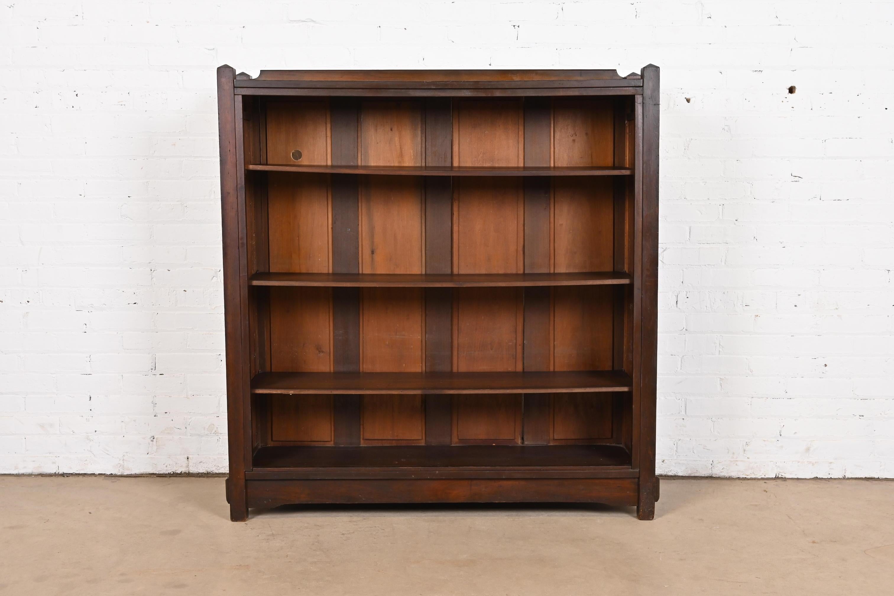 A gorgeous antique Mission or Arts & Crafts walnut bookcase cabinet

In the manner of Stickley Brothers

USA, Circa 1900

Measures: 48.25