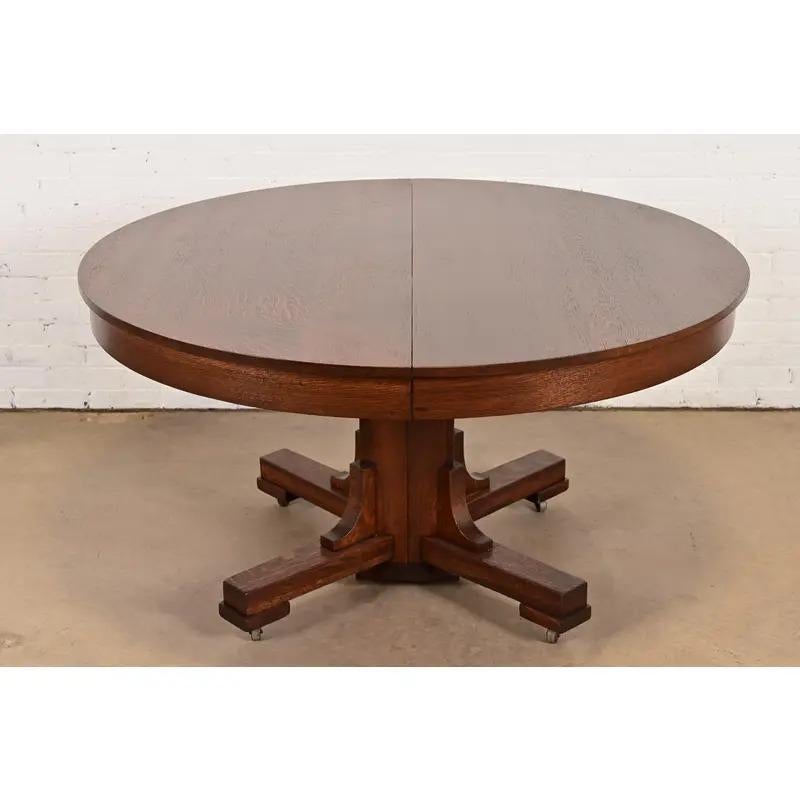 Exceptionnelle table de salle à manger d'époque Mission ou Arts & Crafts en chêne scié en quartier à deux pieds.

À la manière de Stickley Brothers

Par Hastings

États-Unis d'Amérique, début du 20e siècle

Dimensions : 54 
