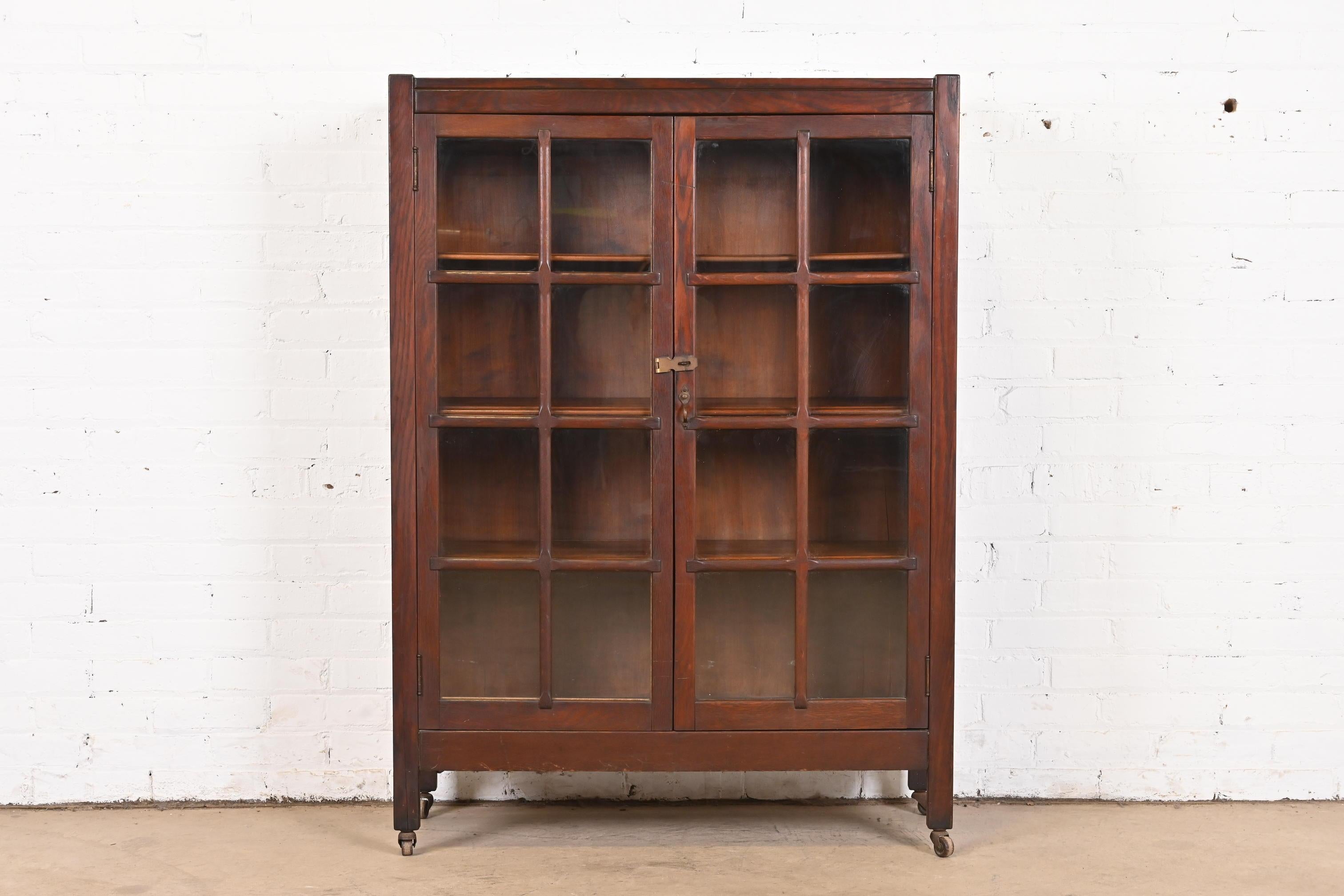 A gorgeous antique Mission or Arts & Crafts bookcase cabinet

In the manner of Stickley Brothers

USA, Circa 1900

Oak, with mullioned glass front doors, and original brass hardware. Shelves are adjustable and removable.

Measures: 35.75