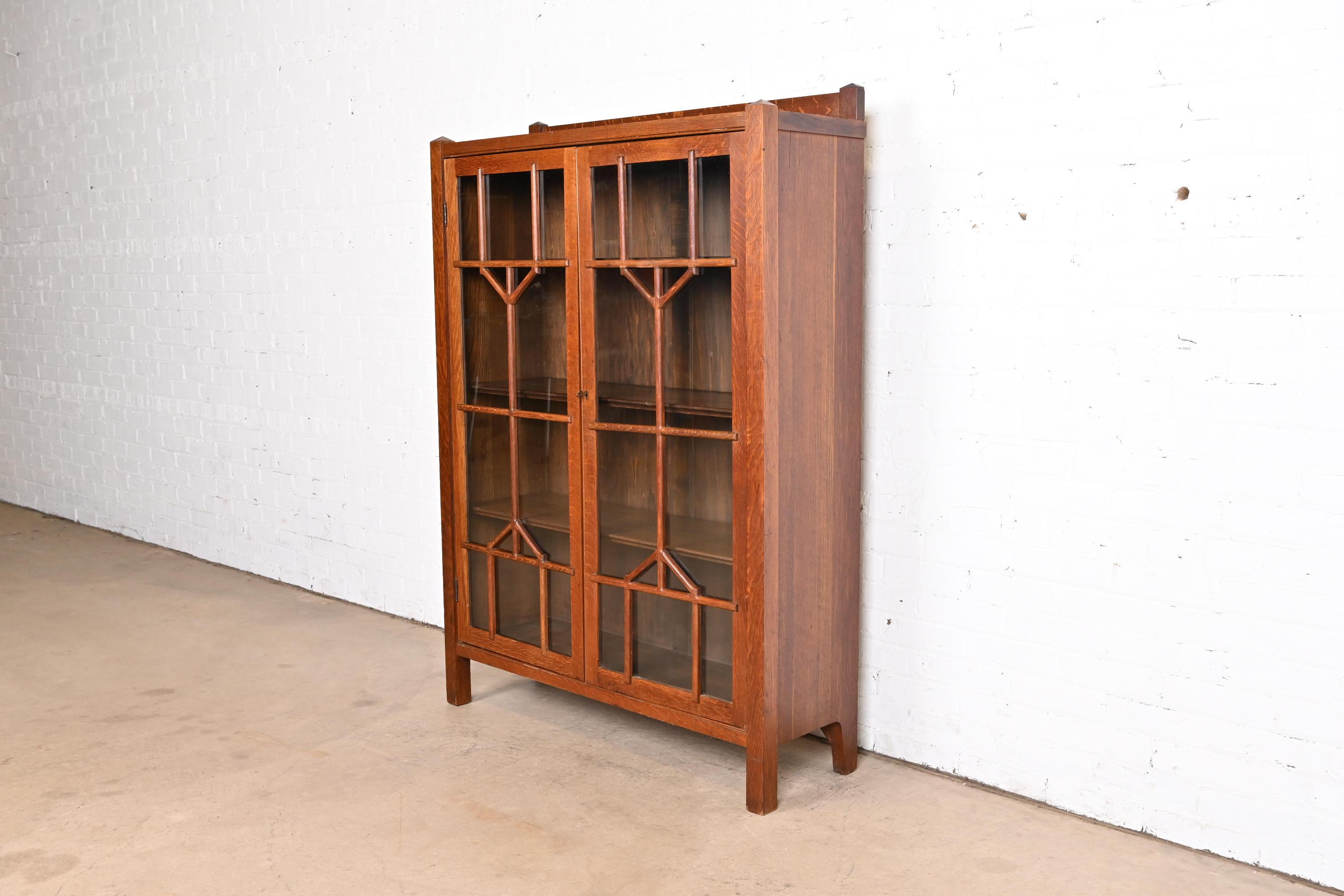 Stickley Brothers Style Mission Oak Arts and Crafts Bookcase, Circa 1910 In Good Condition In South Bend, IN