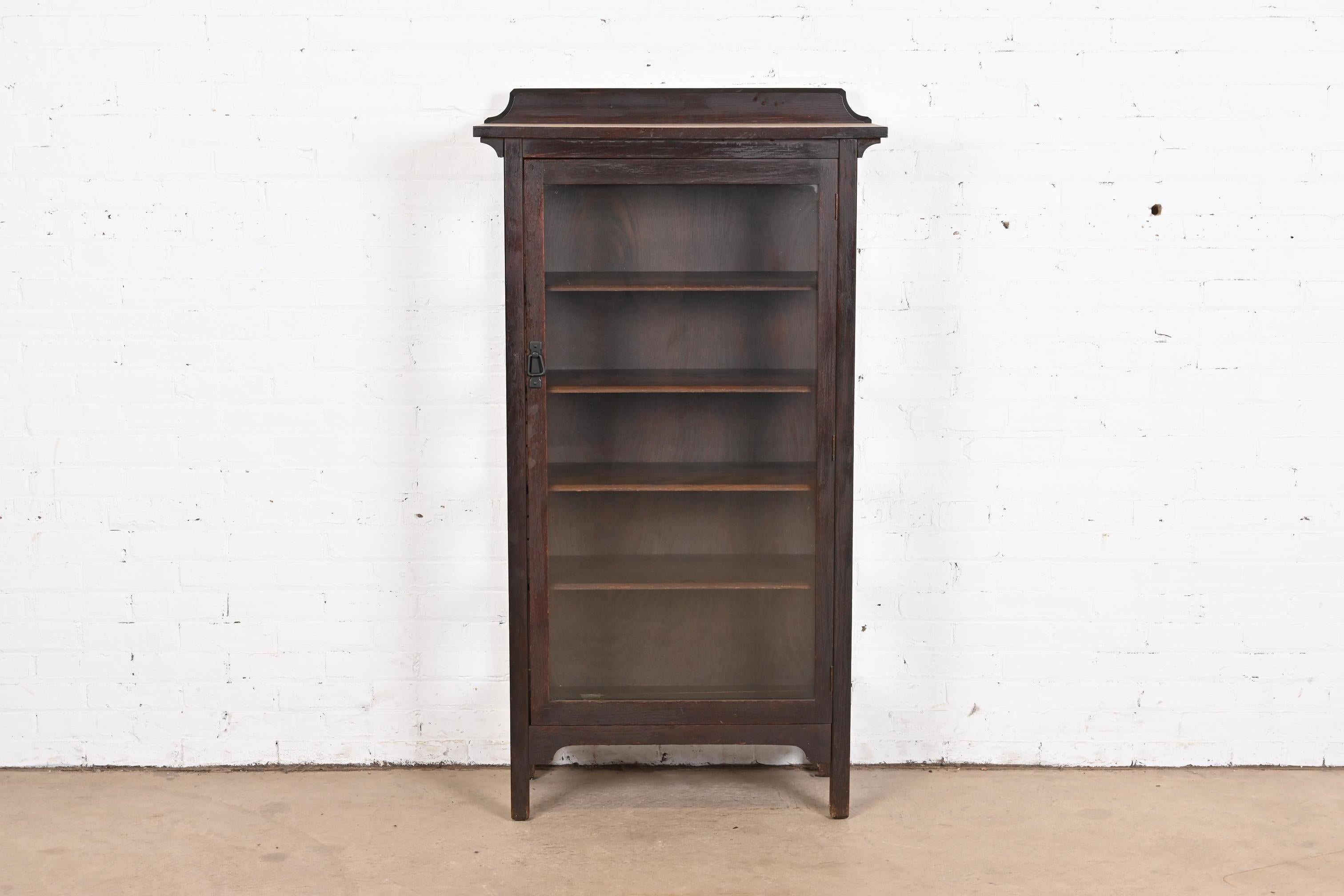 A gorgeous antique Mission or Arts & Crafts bookcase or display cabinet

In the manner of Stickley Brothers

By New England Furniture Co. of Grand Rapids

USA, Circa 1900

Oak, with glass front door and sides, and adjustable interior