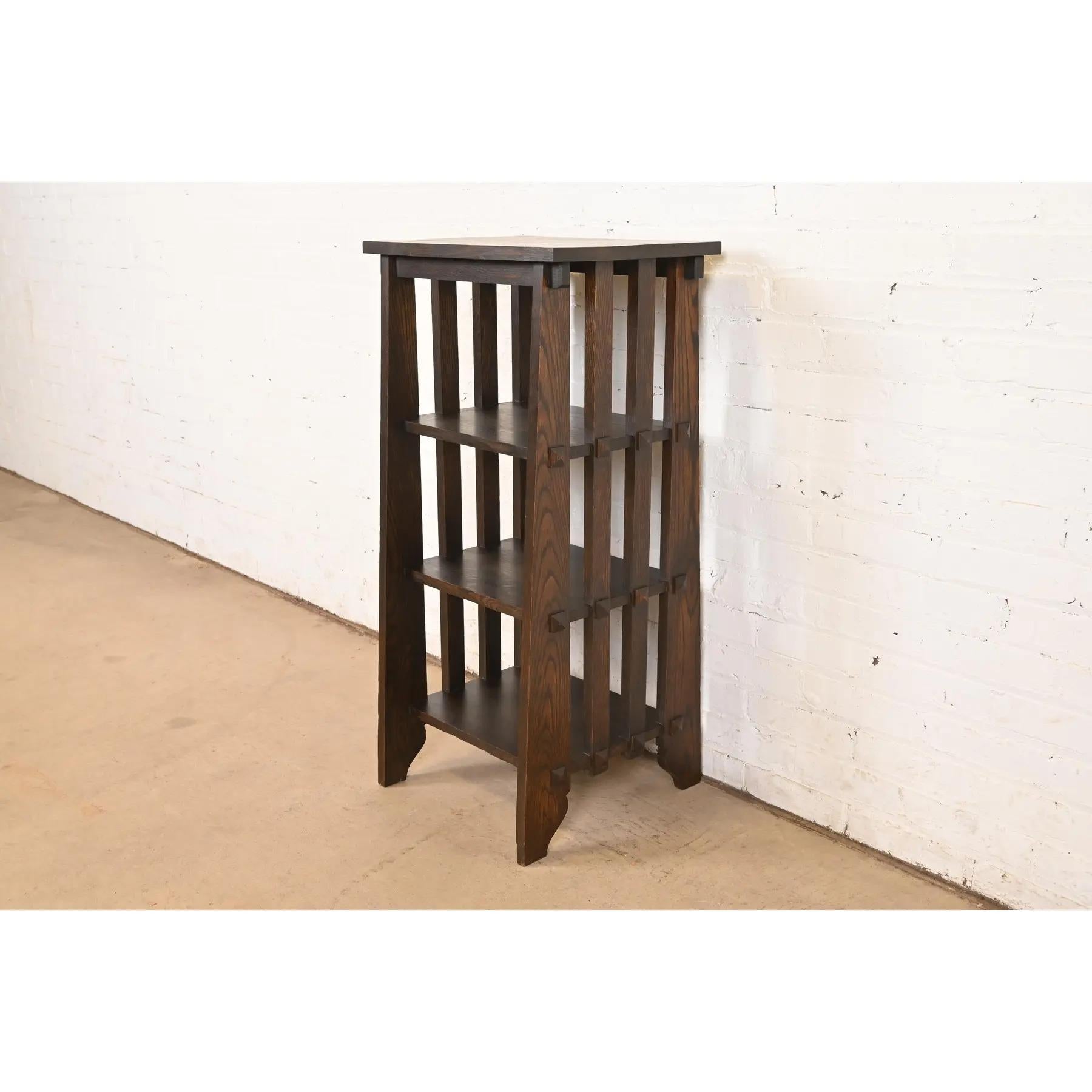 A gorgeous Mission or Arts & Crafts period quarter sawn oak bookcase or magazine stand

In the manner of Stickley Brothers

USA, Circa 1900

Measures: 18