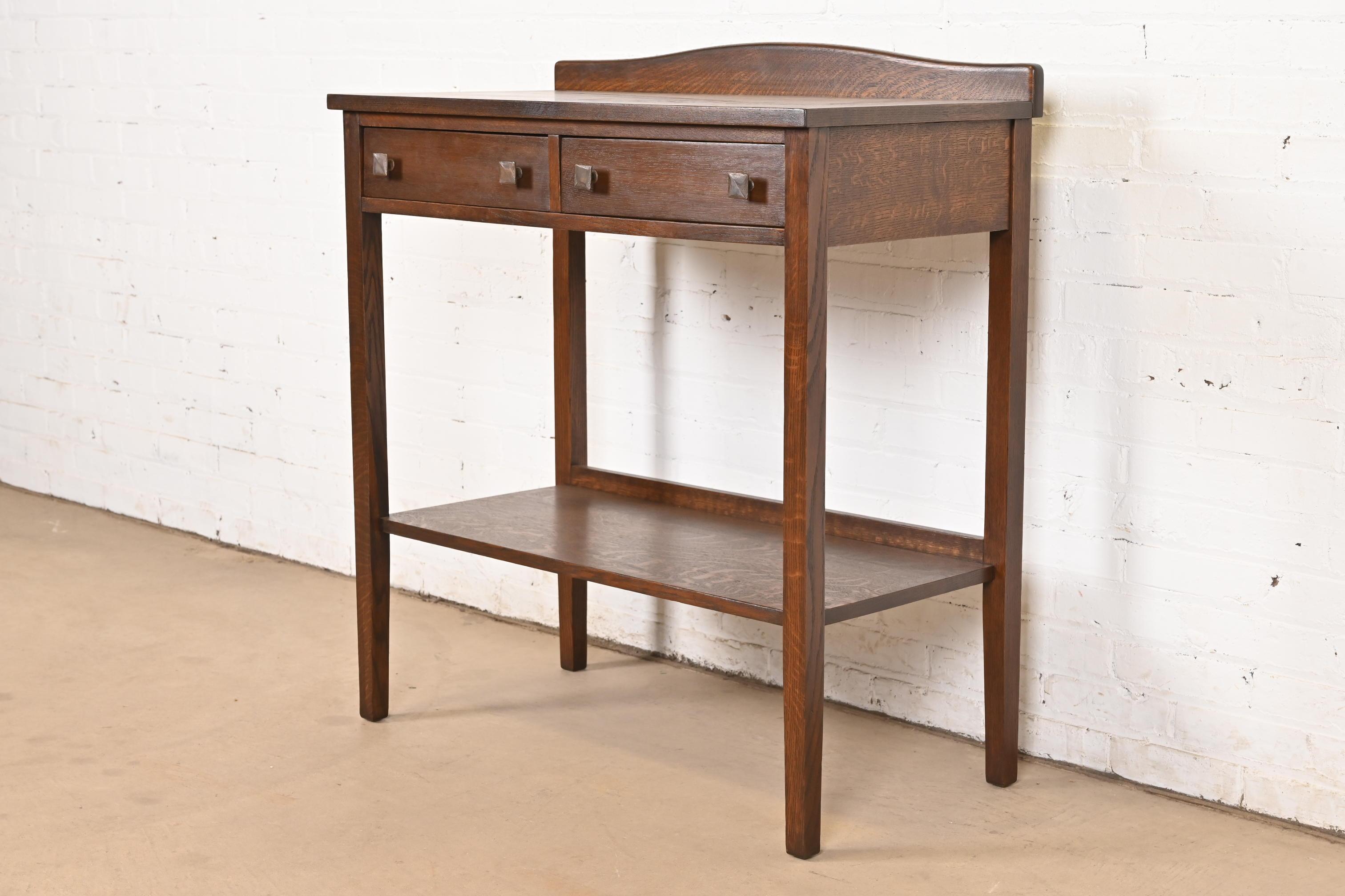 Ein wunderschönes antikes Buffet, Server oder Konsolentisch im Missions- oder Arts & Crafts-Stil

Nach dem Vorbild der Gebrüder Stickley

Von Grand Rapids Chair Co.

USA, ca. 1910

Wunderschönes Eichenholz, mit originalen Kupferbeschlägen.

Maße: 36