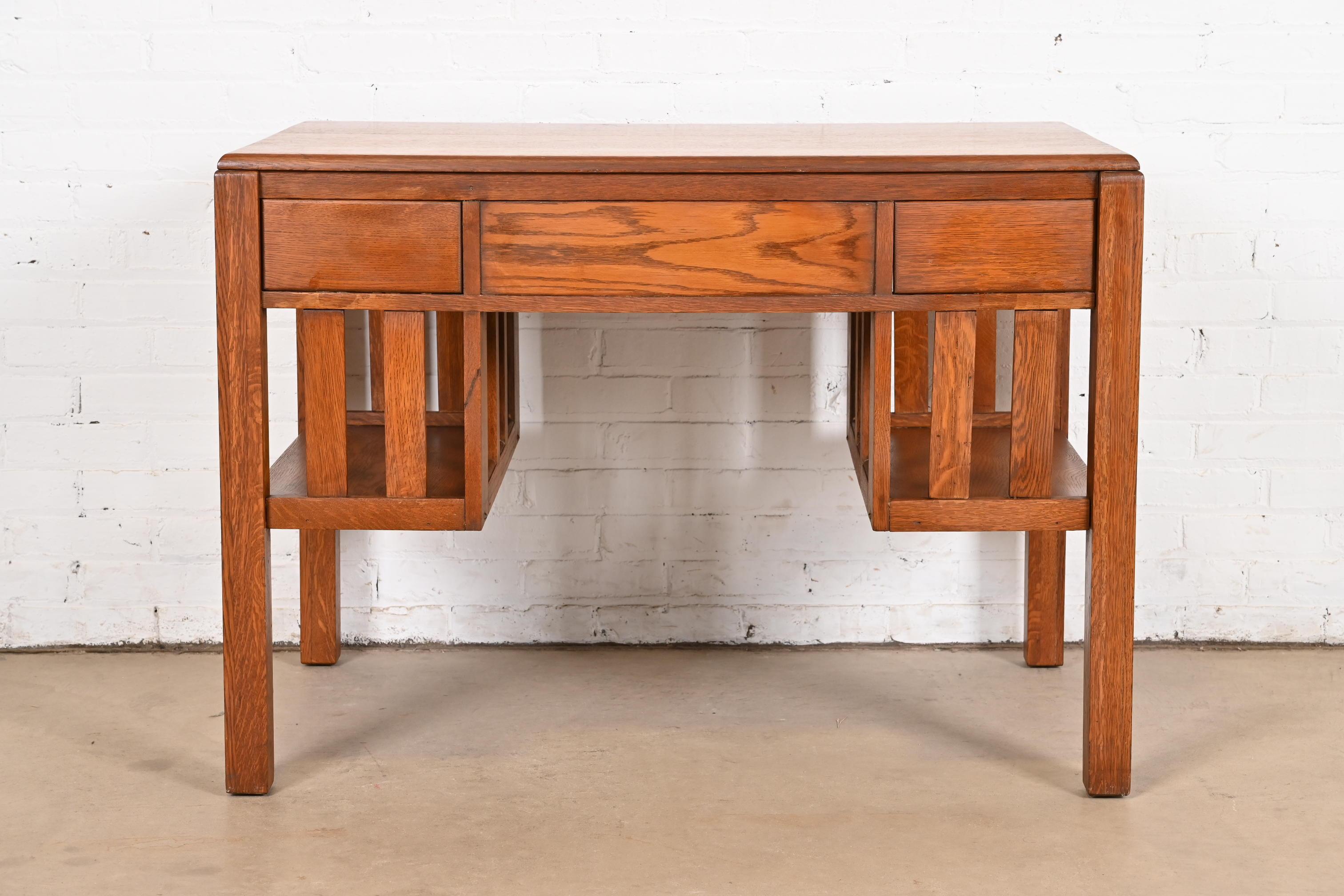Stickley Brothers Style Mission Arts & Craft Oak Desk With Built-In Bookcases (Bureau avec bibliothèque intégrée) en vente 5
