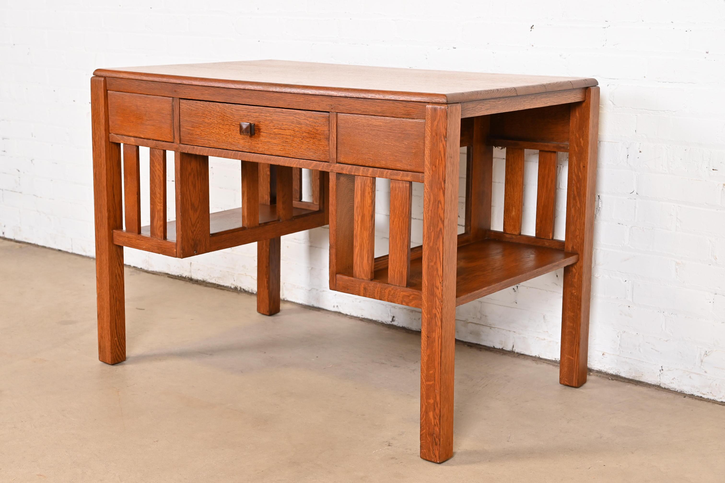 Exceptionnel bureau ou table de bibliothèque en chêne scié en quartier, de style Mission ou Arts & Crafts, avec bibliothèques encastrées.

À la manière de Stickley Brothers

USA, Circa 1900

Dimensions : 42 