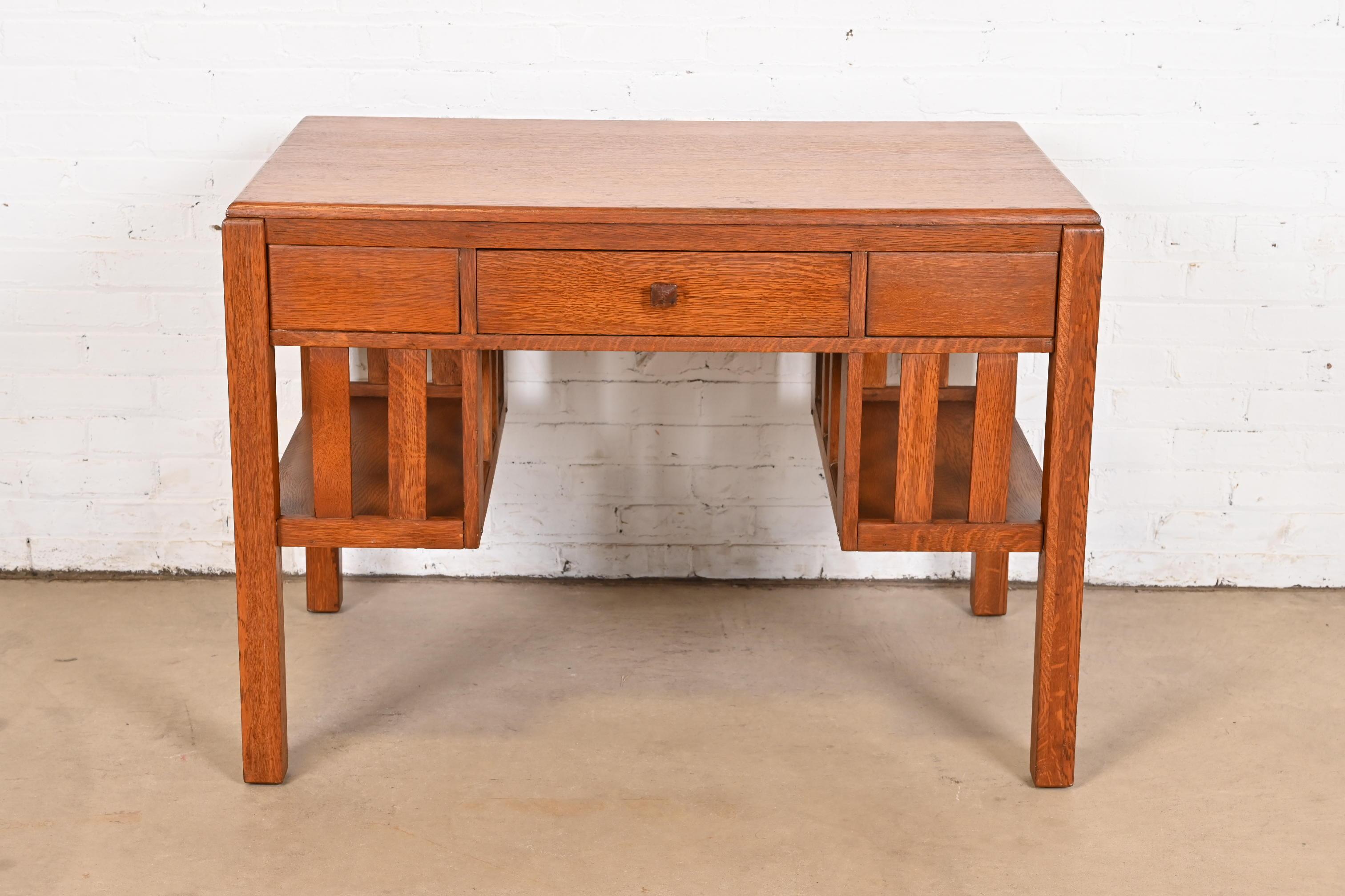 Arts and Crafts Stickley Brothers Style Mission Arts & Craft Oak Desk With Built-In Bookcases (Bureau avec bibliothèque intégrée) en vente