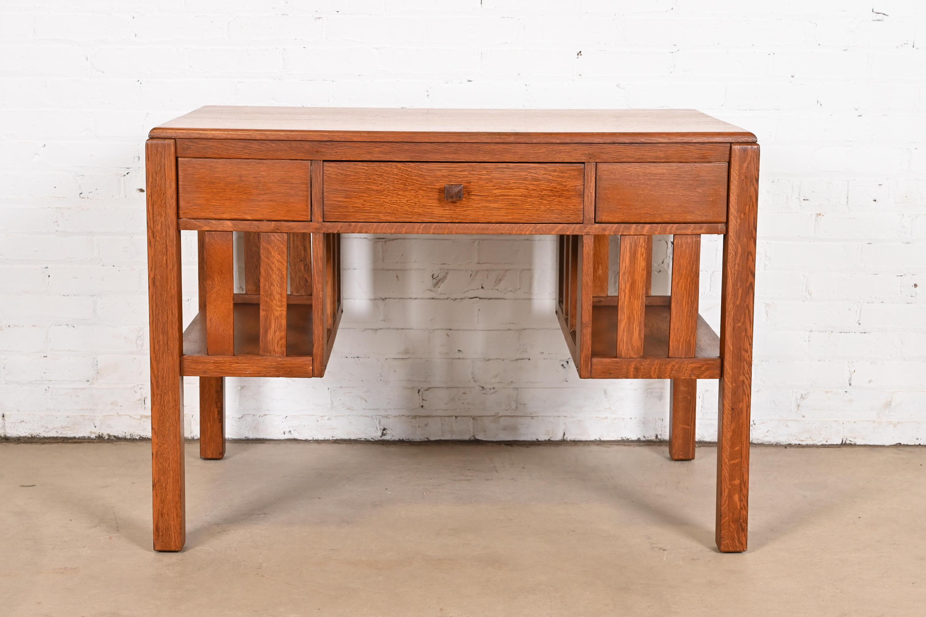 Américain Stickley Brothers Style Mission Arts & Craft Oak Desk With Built-In Bookcases (Bureau avec bibliothèque intégrée) en vente