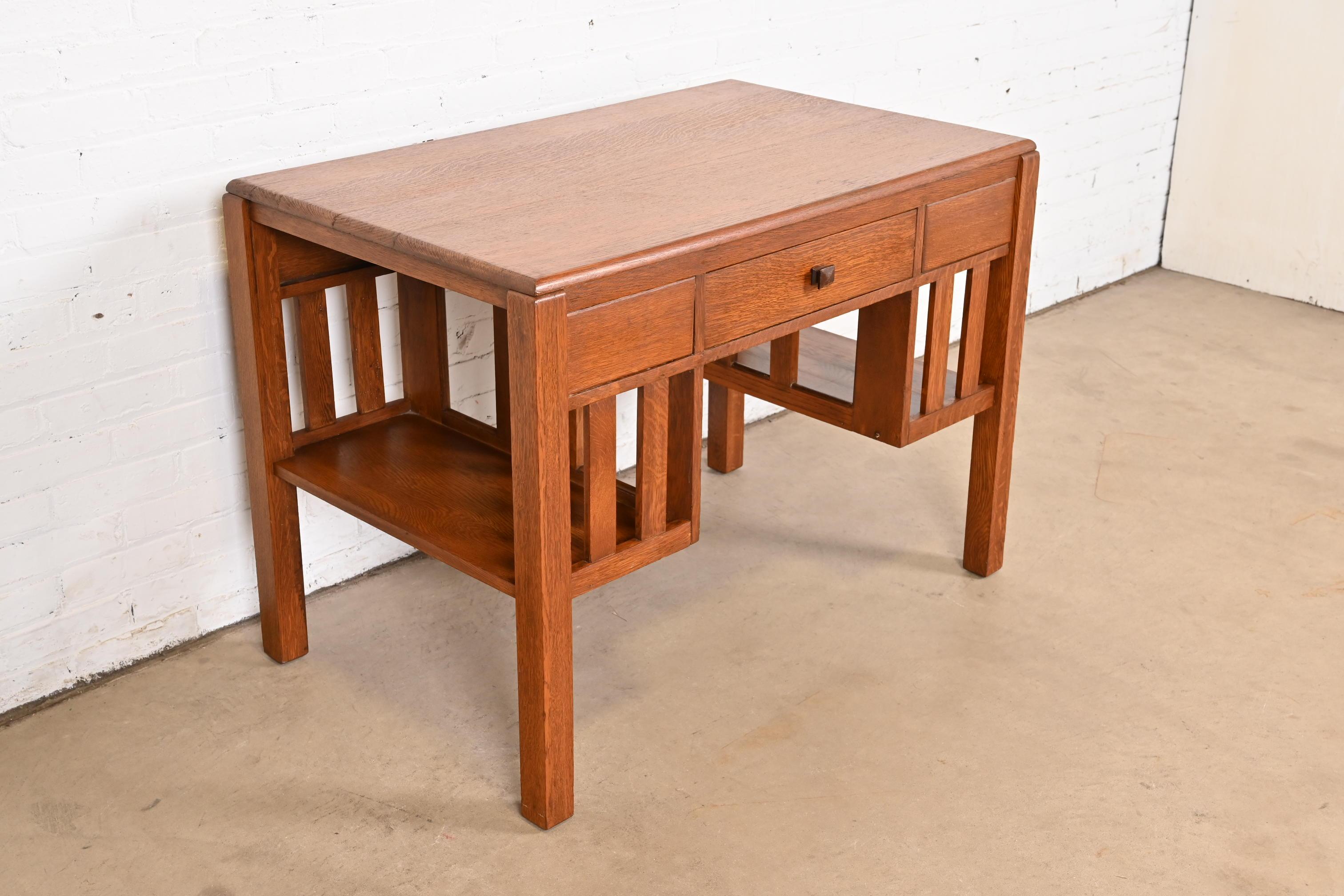 Stickley Brothers Style Mission Arts & Craft Oak Desk With Built-In Bookcases (Bureau avec bibliothèque intégrée) Bon état - En vente à South Bend, IN