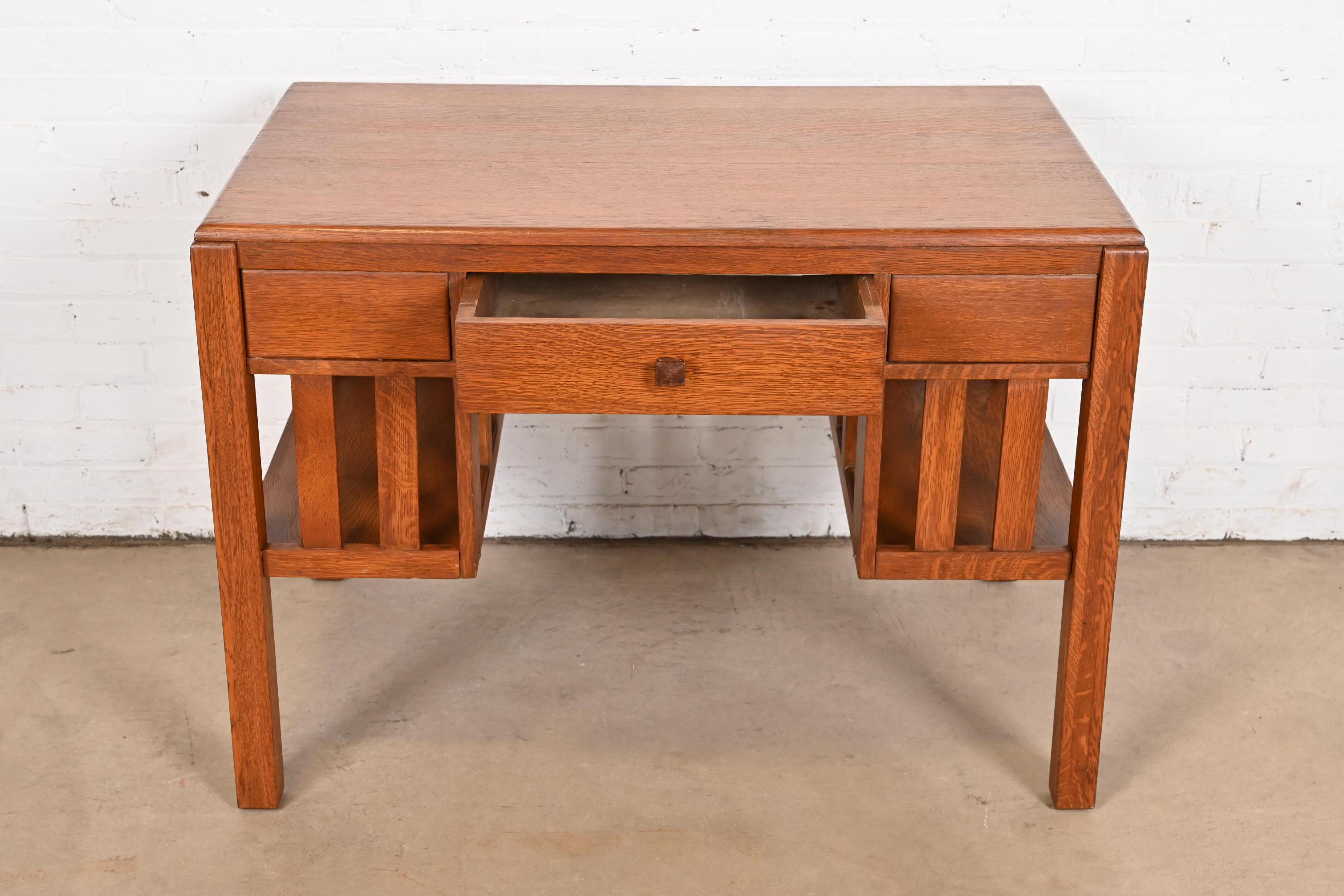 20ième siècle Stickley Brothers Style Mission Arts & Craft Oak Desk With Built-In Bookcases (Bureau avec bibliothèque intégrée) en vente