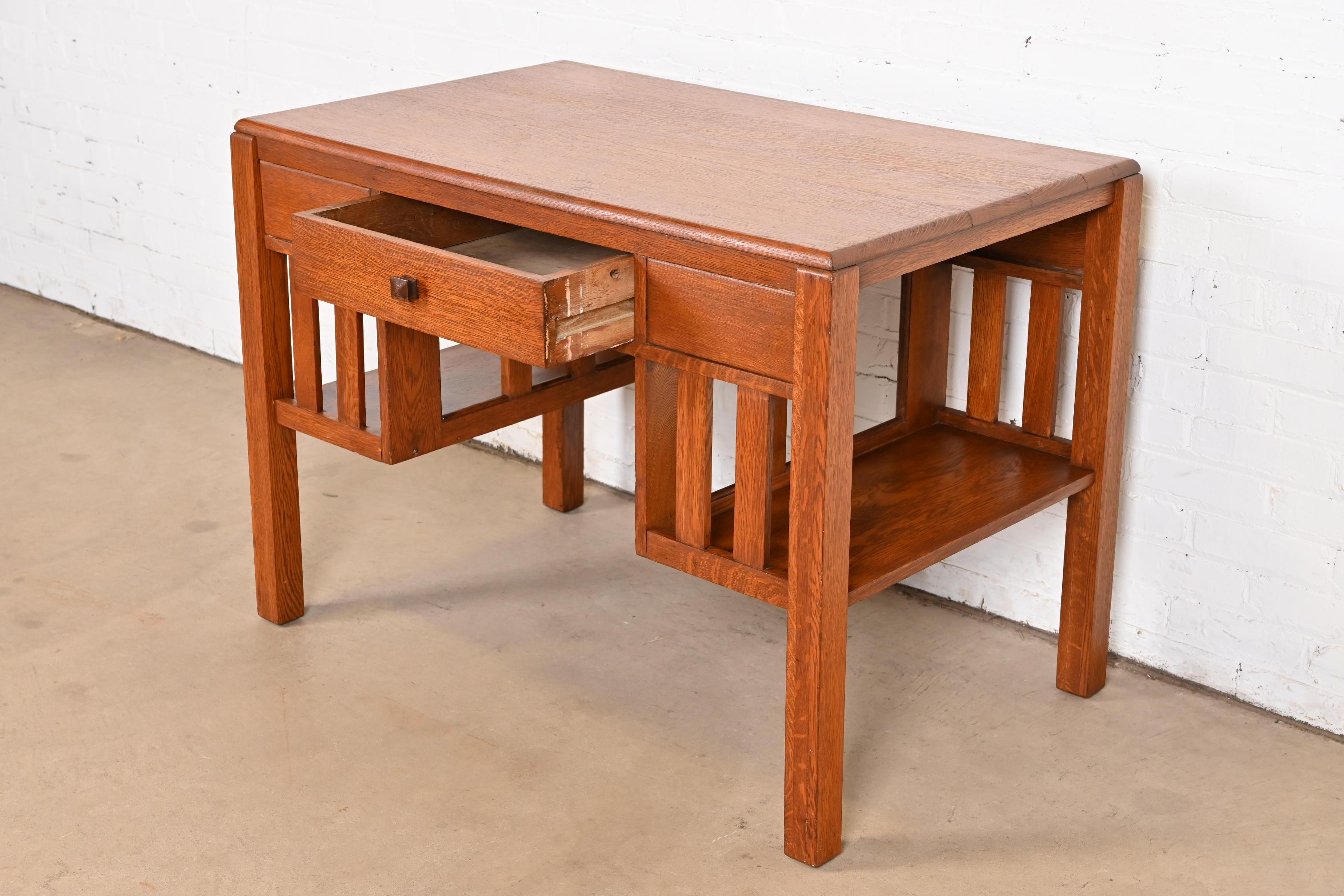 Chêne Stickley Brothers Style Mission Arts & Craft Oak Desk With Built-In Bookcases (Bureau avec bibliothèque intégrée) en vente