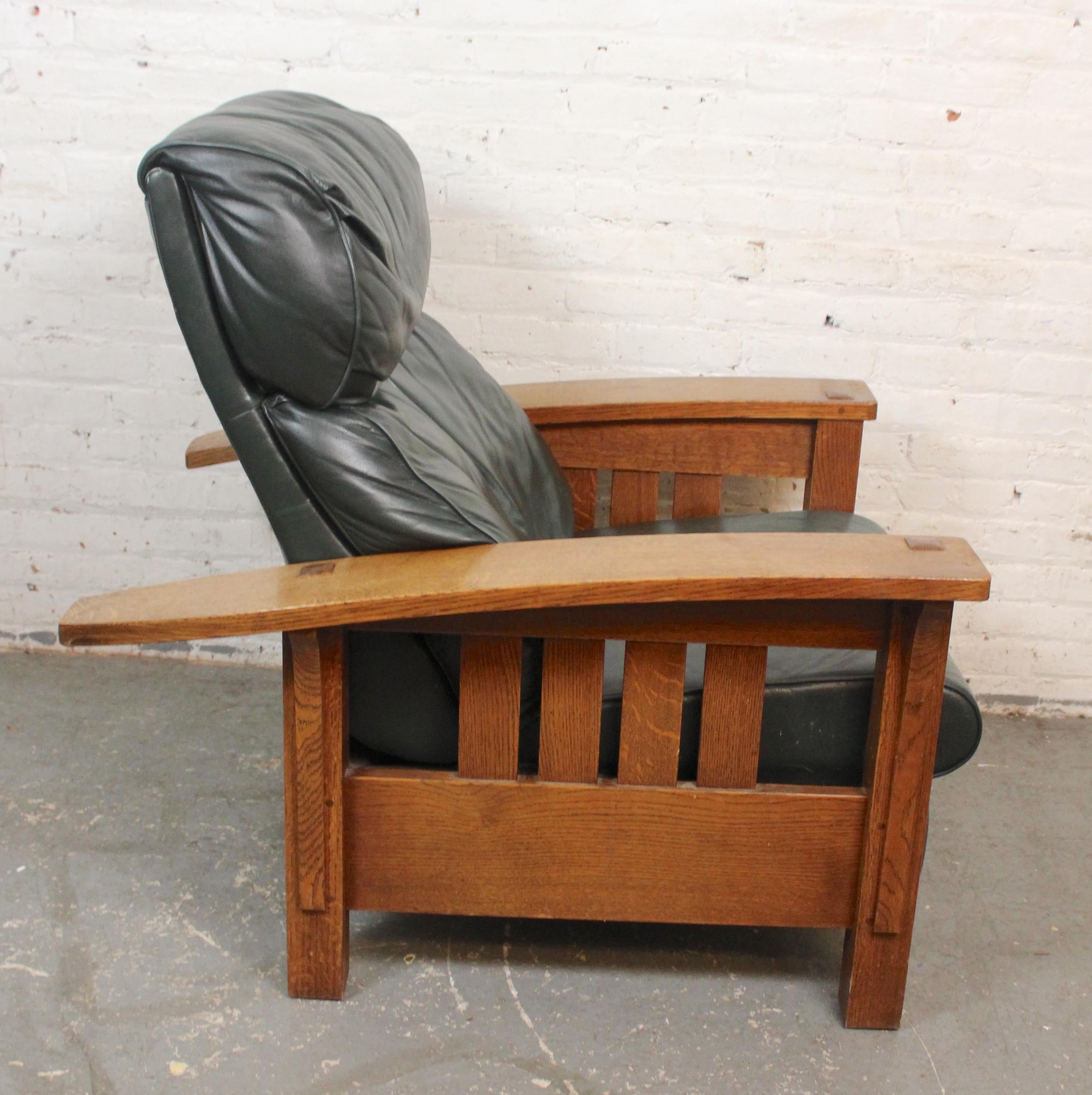 Fauteuil de relaxation Morris à dossier arrondi et à accoudoir arrondi Stickley en vente 7