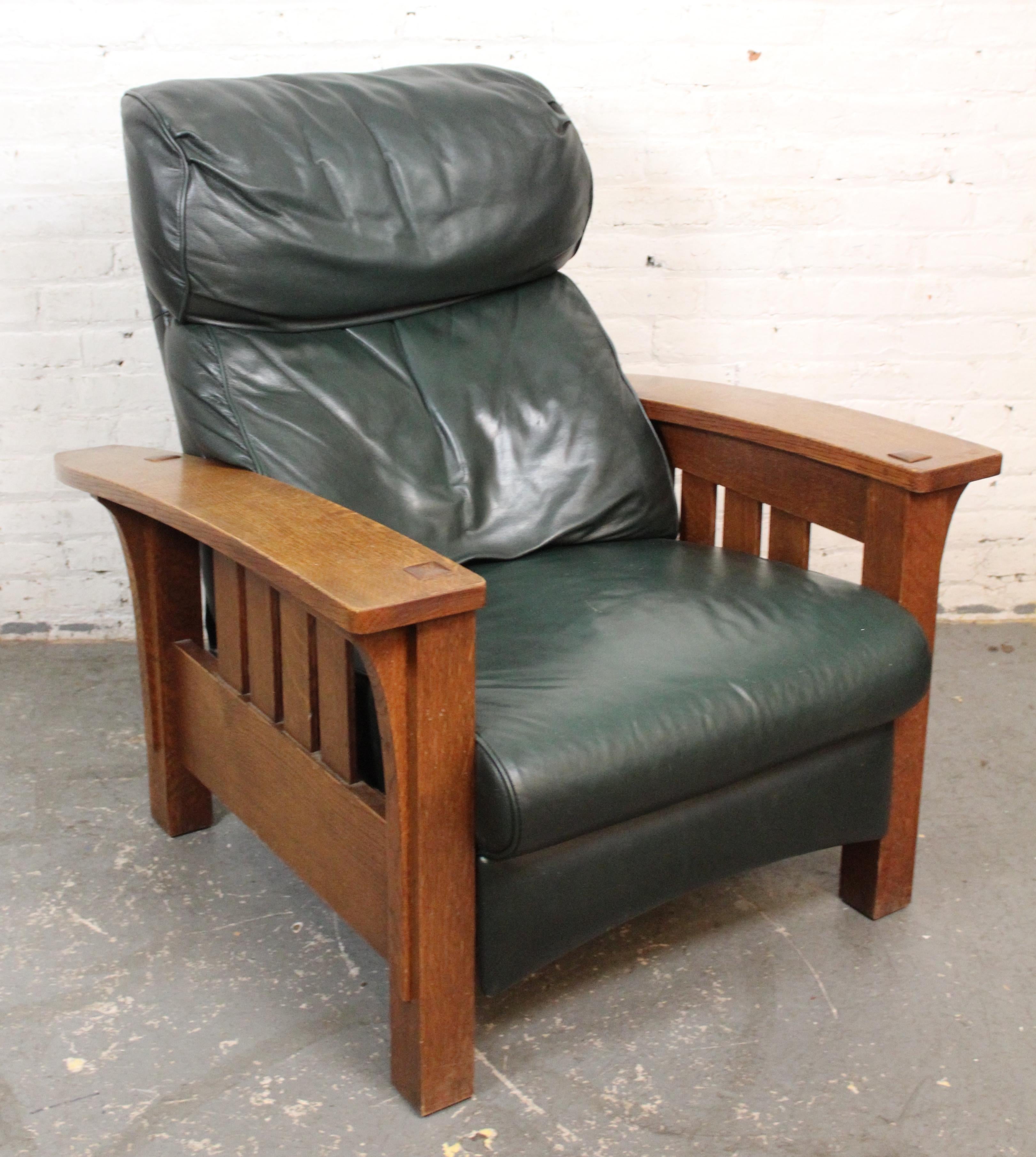 Confort et classe en une seule chaise, fabriquée par le premier fabricant d'objets d'art et d'artisanat, Stickley Furniture. Ce fauteuil en cuir est monté sur un cadre en chêne solide qui présente des accoudoirs arqués spectaculaires et les côtés à