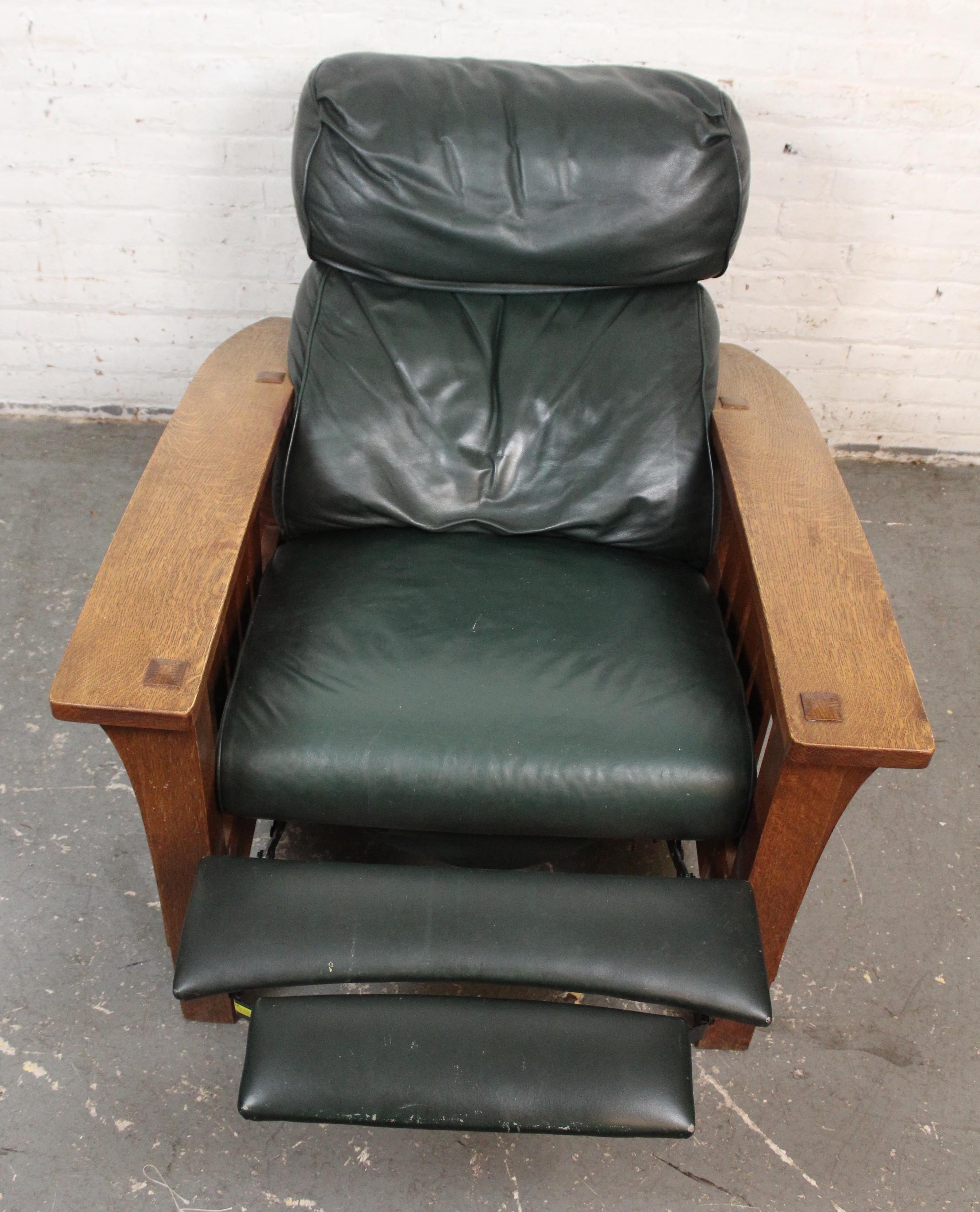 20ième siècle Fauteuil de relaxation Morris à dossier arrondi et à accoudoir arrondi Stickley en vente