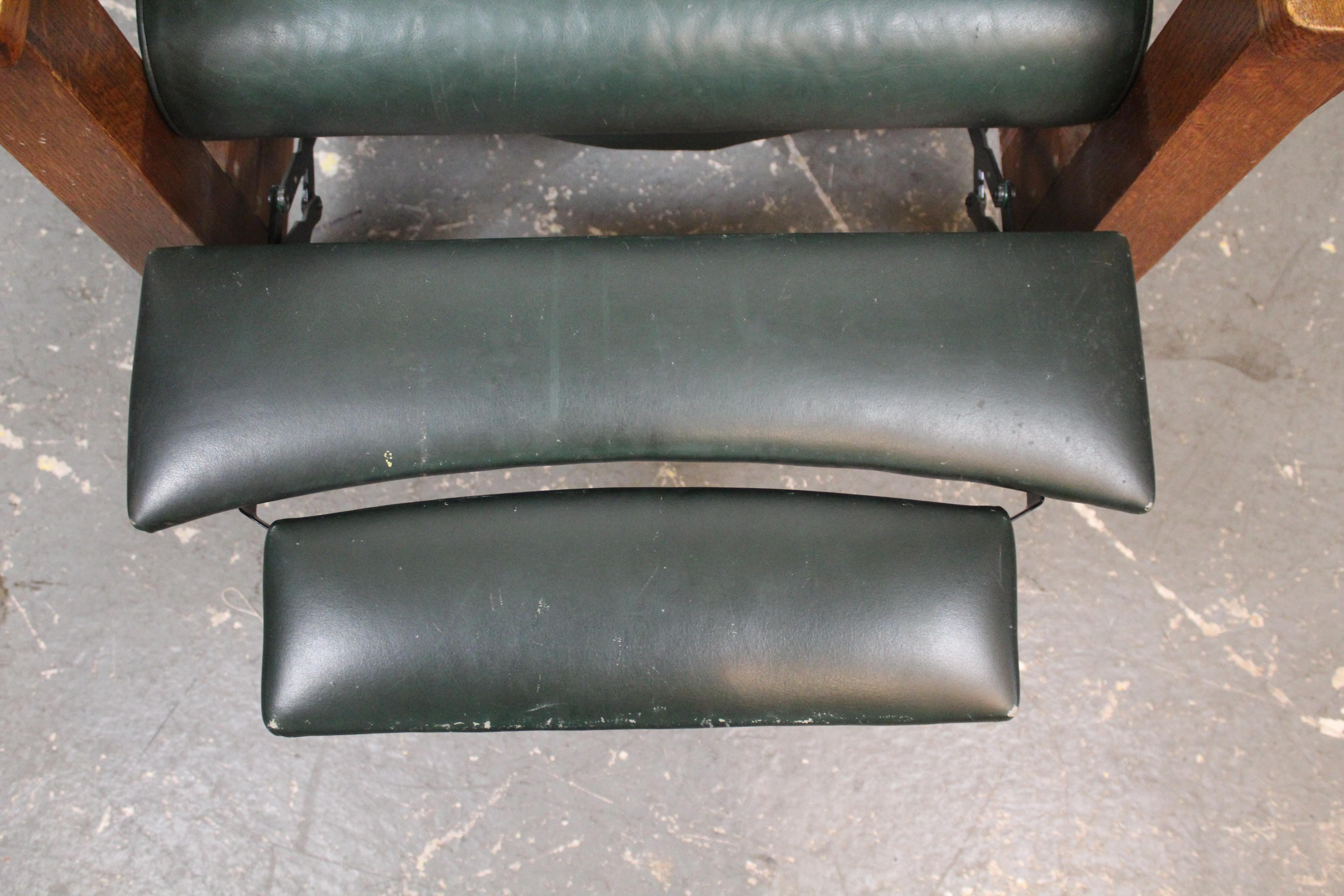 Cuir Fauteuil de relaxation Morris à dossier arrondi et à accoudoir arrondi Stickley en vente