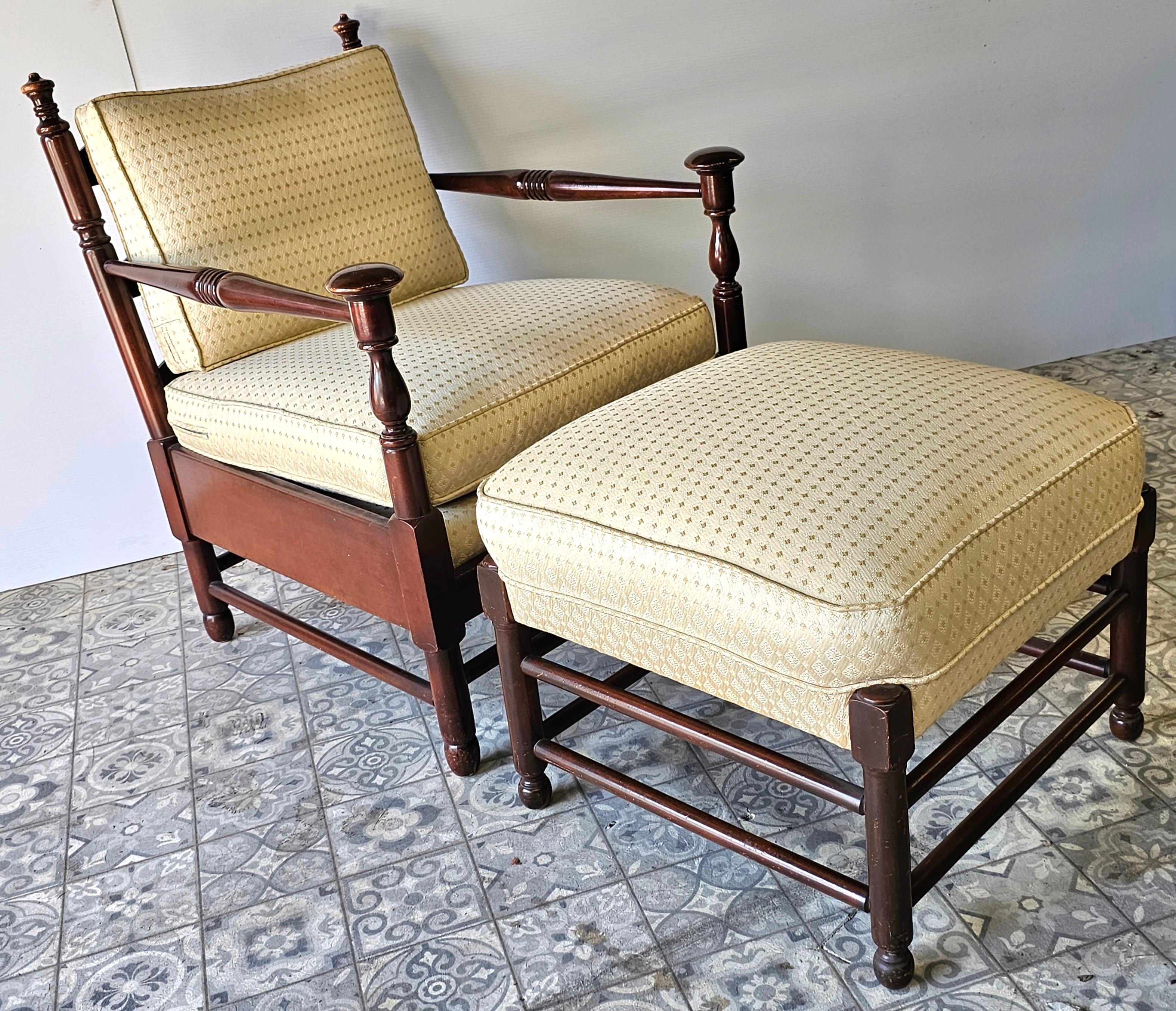 Collectional de Cherry Valley par L. & J.G. Stickley (Américain, Fayetteville, NY, 1902-). milieu et fin du 20e siècle.  Chaise longue en cerisier de style colonial anglais, avec deux fleurons tournés au-dessus d'un dossier en échelle, des