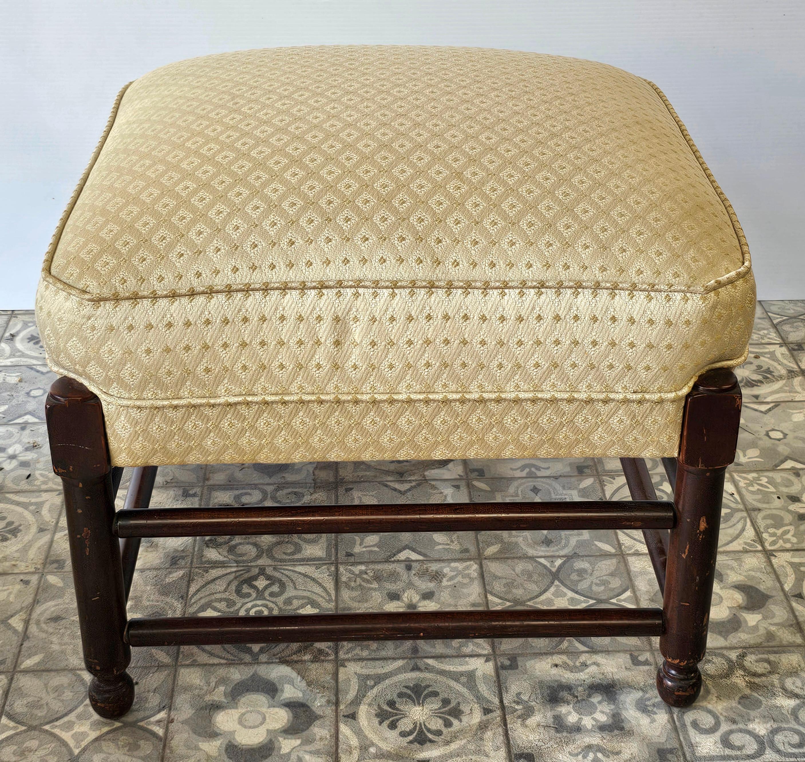 Tissu d'ameublement Stickley English Colonial Collection Cherry Valley Ensemble chaise longue et ottoman en vente
