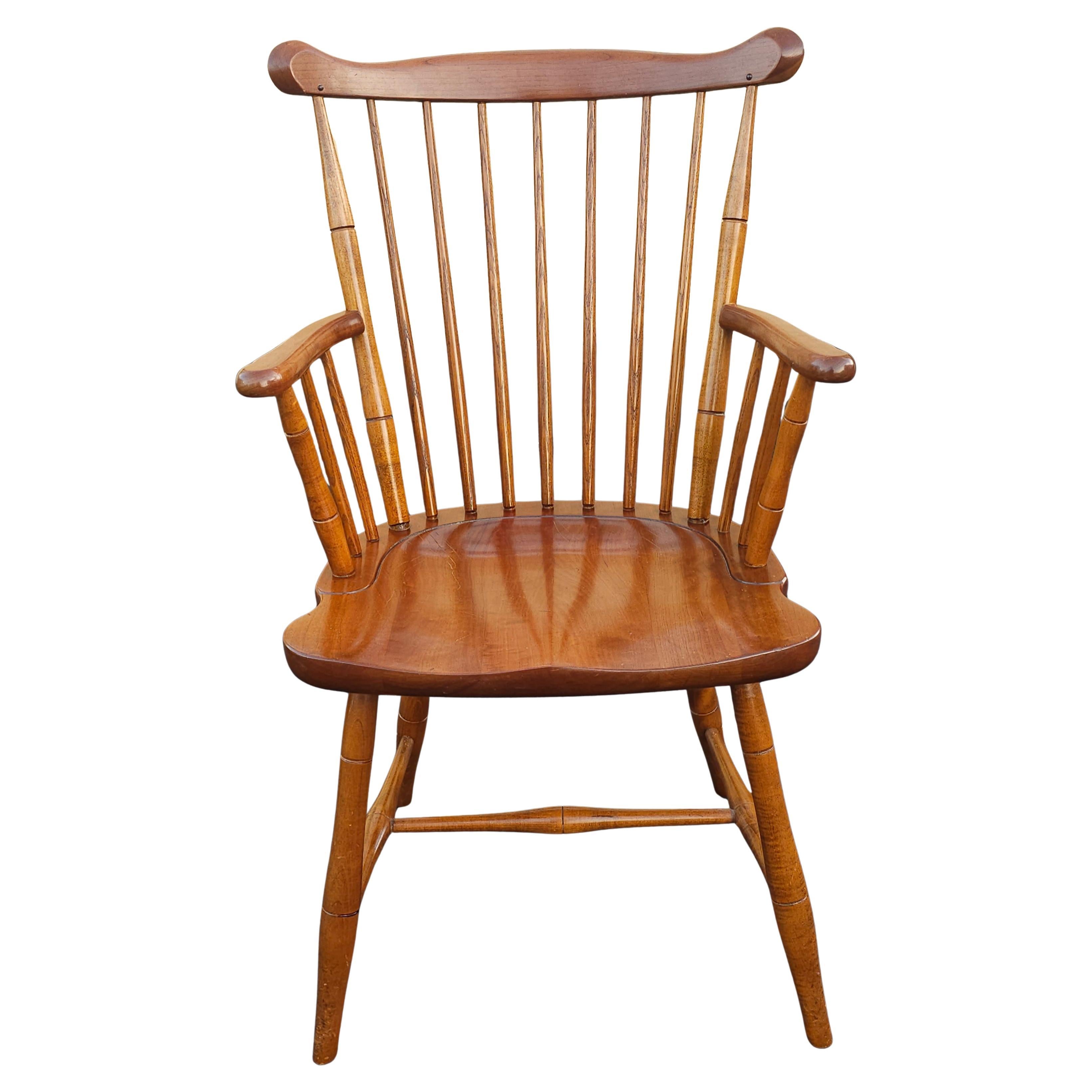 Poltrona stile Windsor in ciliegio chiaro di Stickley. Misura 23