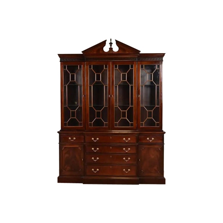 Mueble librería Breakfront de caoba tallada con llama Stickley Chippendale iluminado