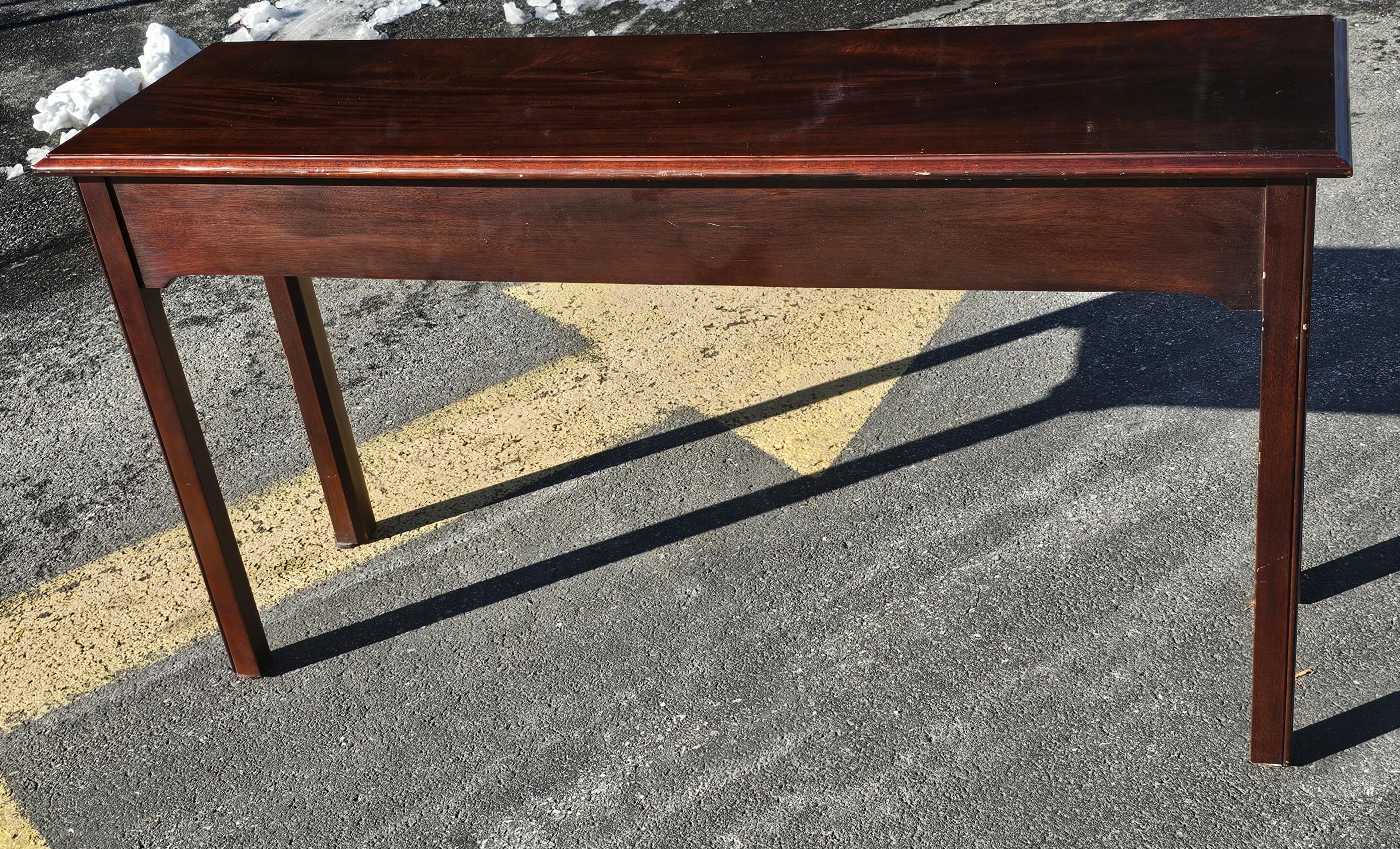 Table console Stickley Chippendale en acajou massif avec plateau en verre de protection  en vente 4