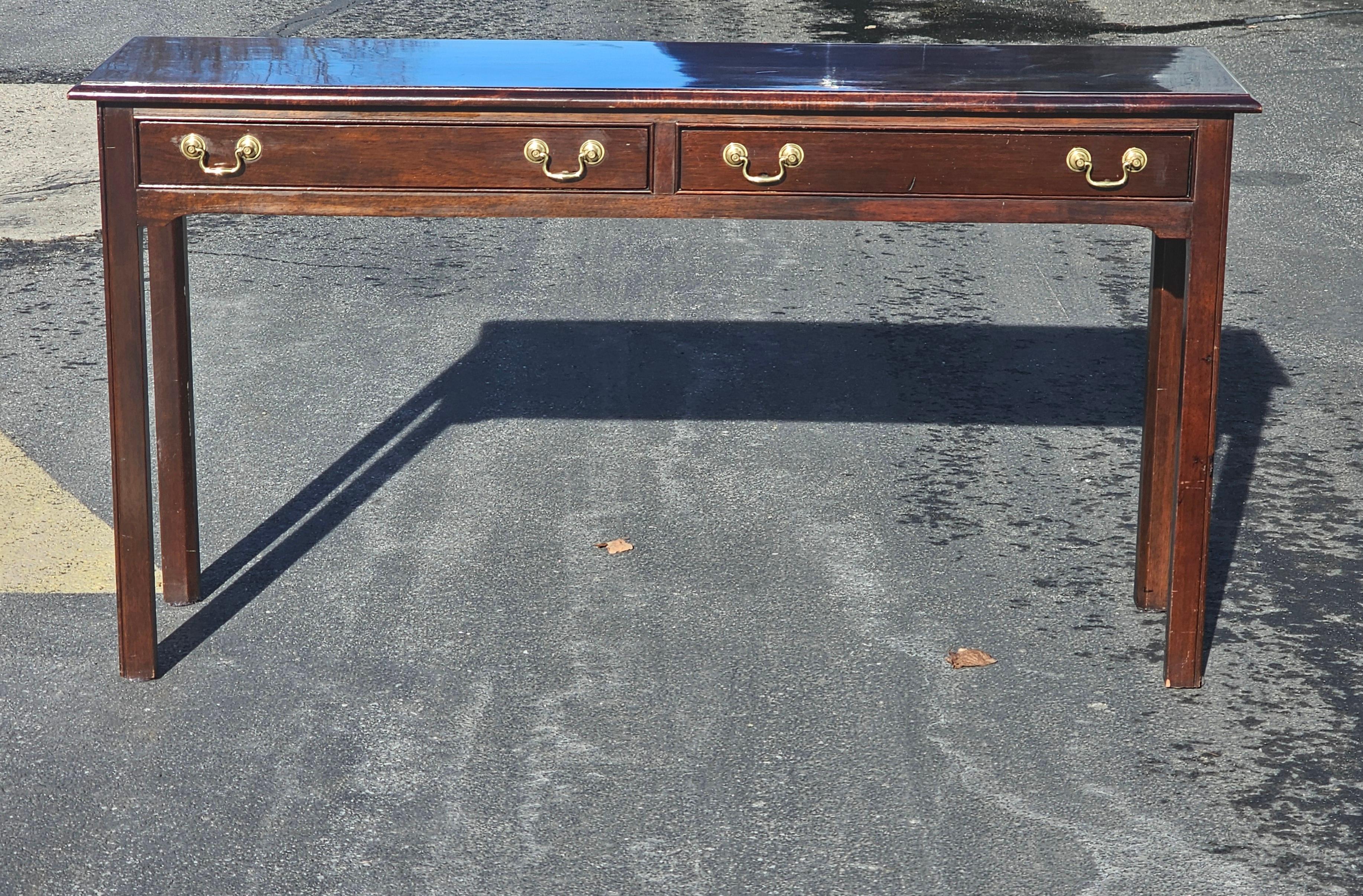 Table console Stickley Chippendale en acajou massif avec plateau en verre de protection  en vente 9