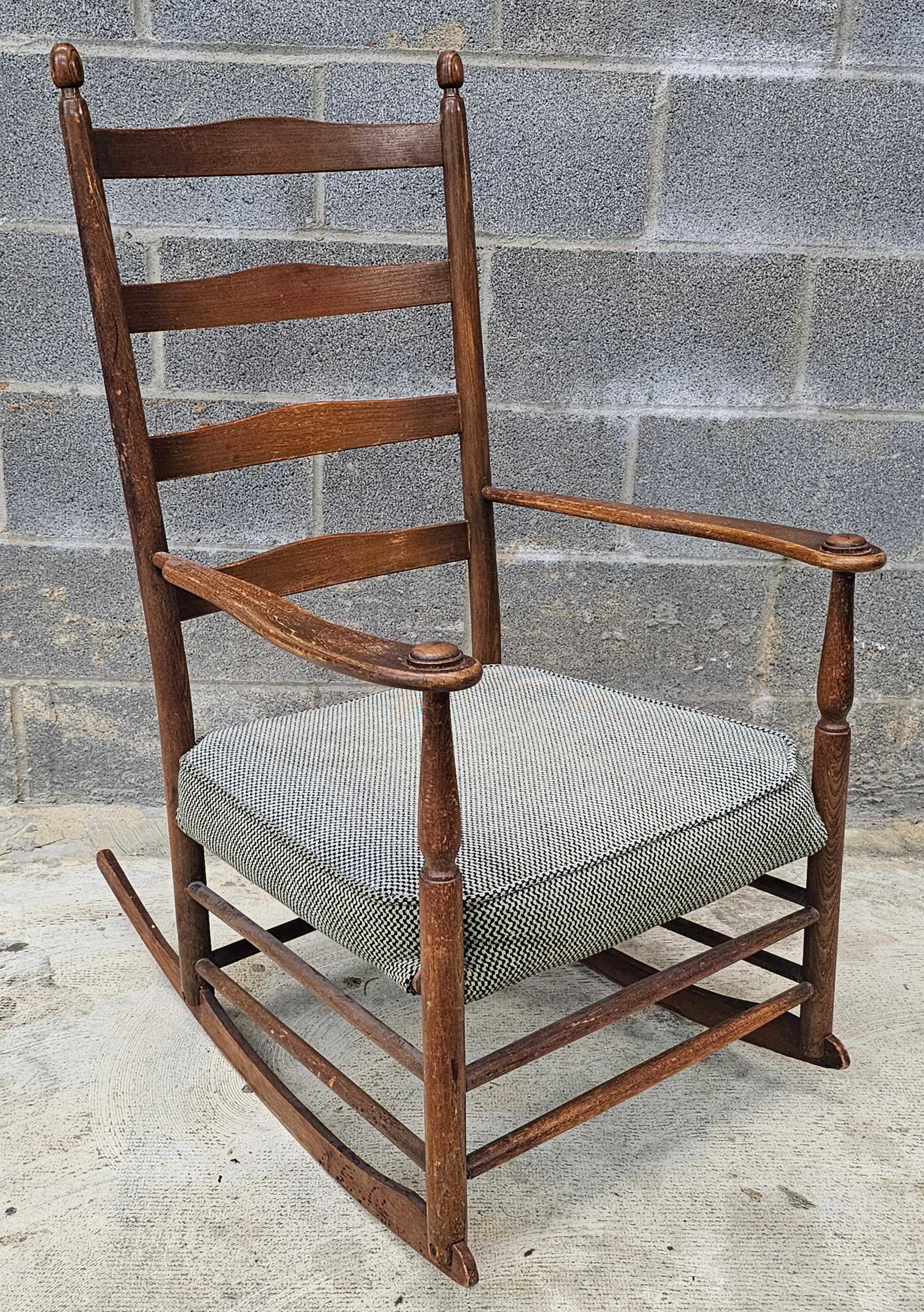 Coloniale americano Stickley Co. Dondolo con schienale a scaletta in castagno Shakers, NYC, circa 1910 in vendita