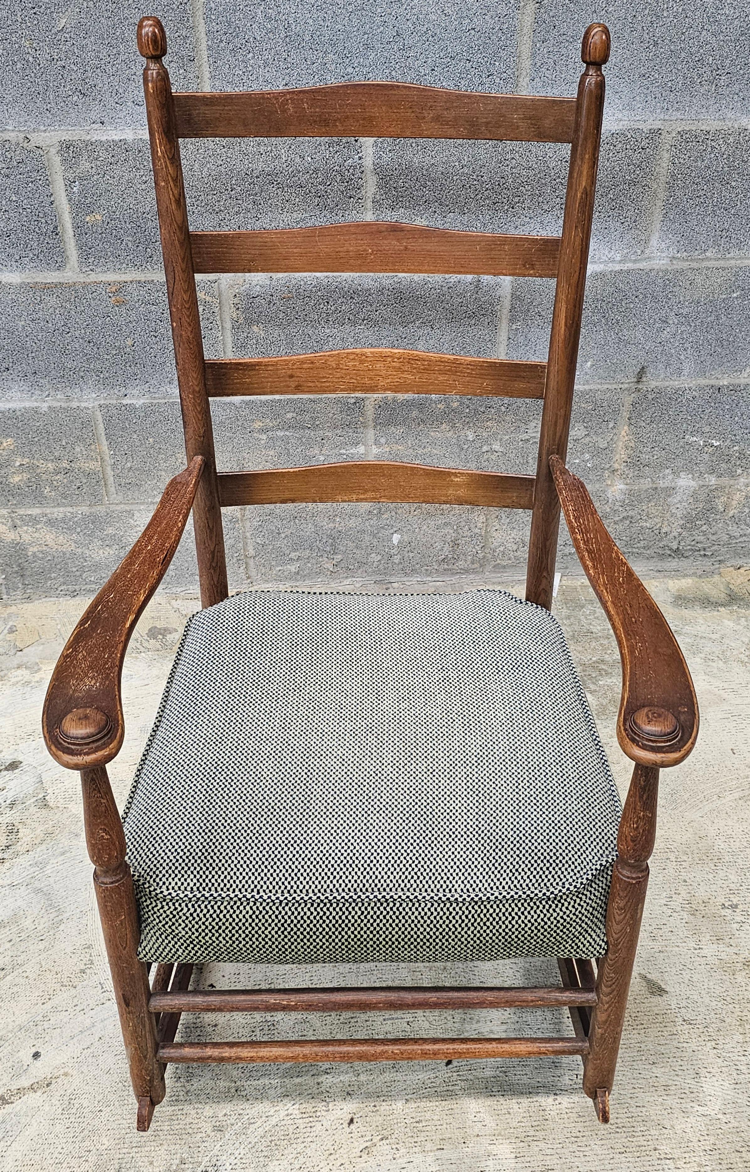 Americano Stickley Co. Dondolo con schienale a scaletta in castagno Shakers, NYC, circa 1910 in vendita