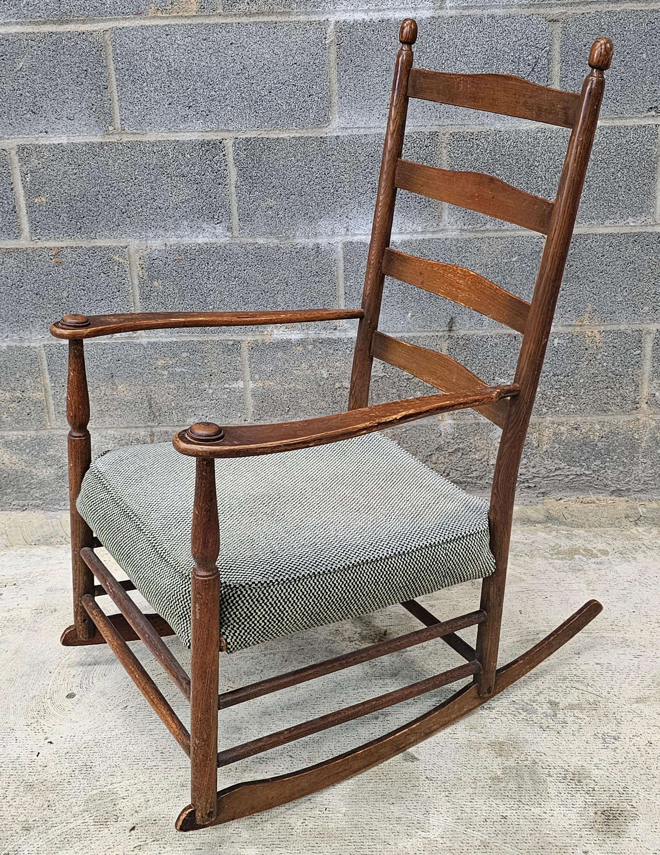 Mordenzato Stickley Co. Dondolo con schienale a scaletta in castagno Shakers, NYC, circa 1910 in vendita