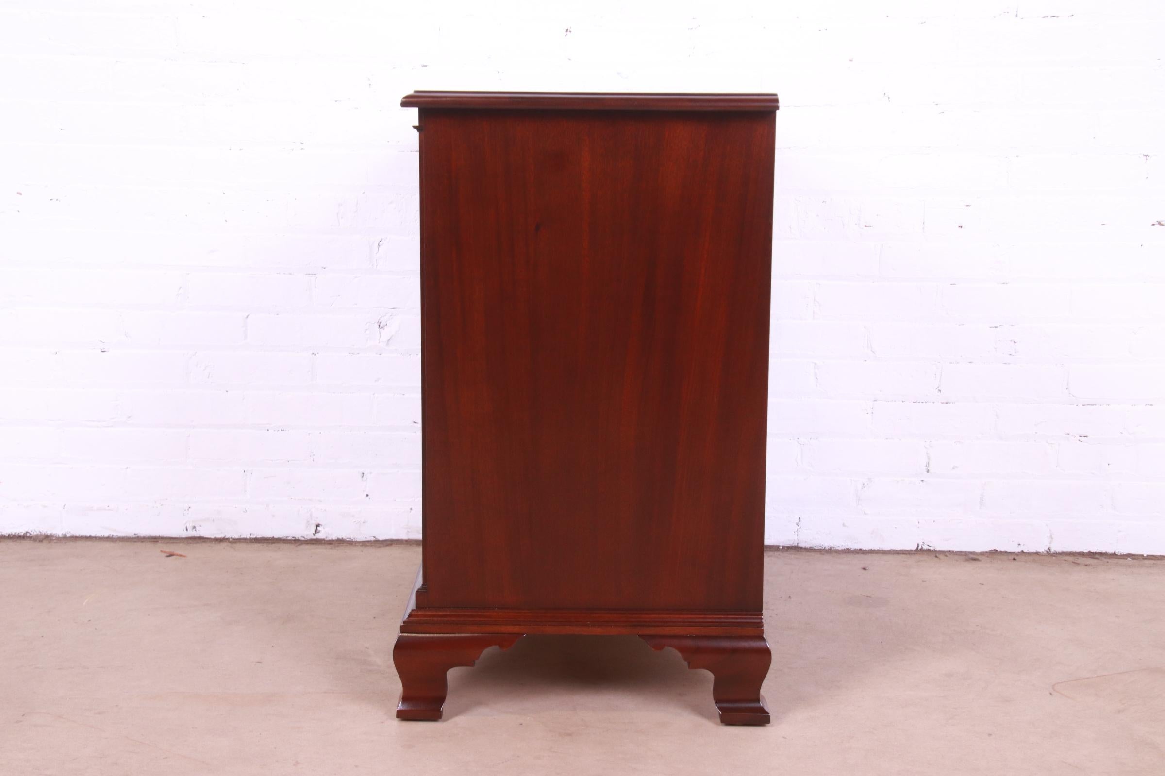 Stickley Colonial Williamsburg Georgian Mahogany Chest of Drawers, Restored For Sale 7