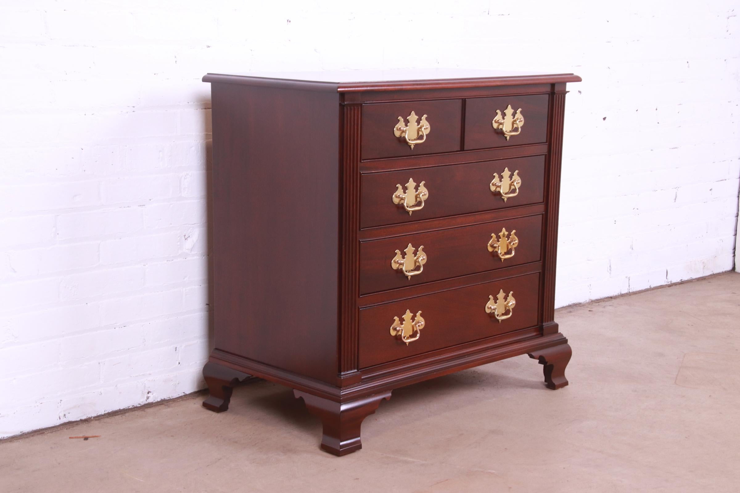 Stickley Colonial Williamsburg Georgian Mahogany Chest of Drawers, Restored In Good Condition For Sale In South Bend, IN