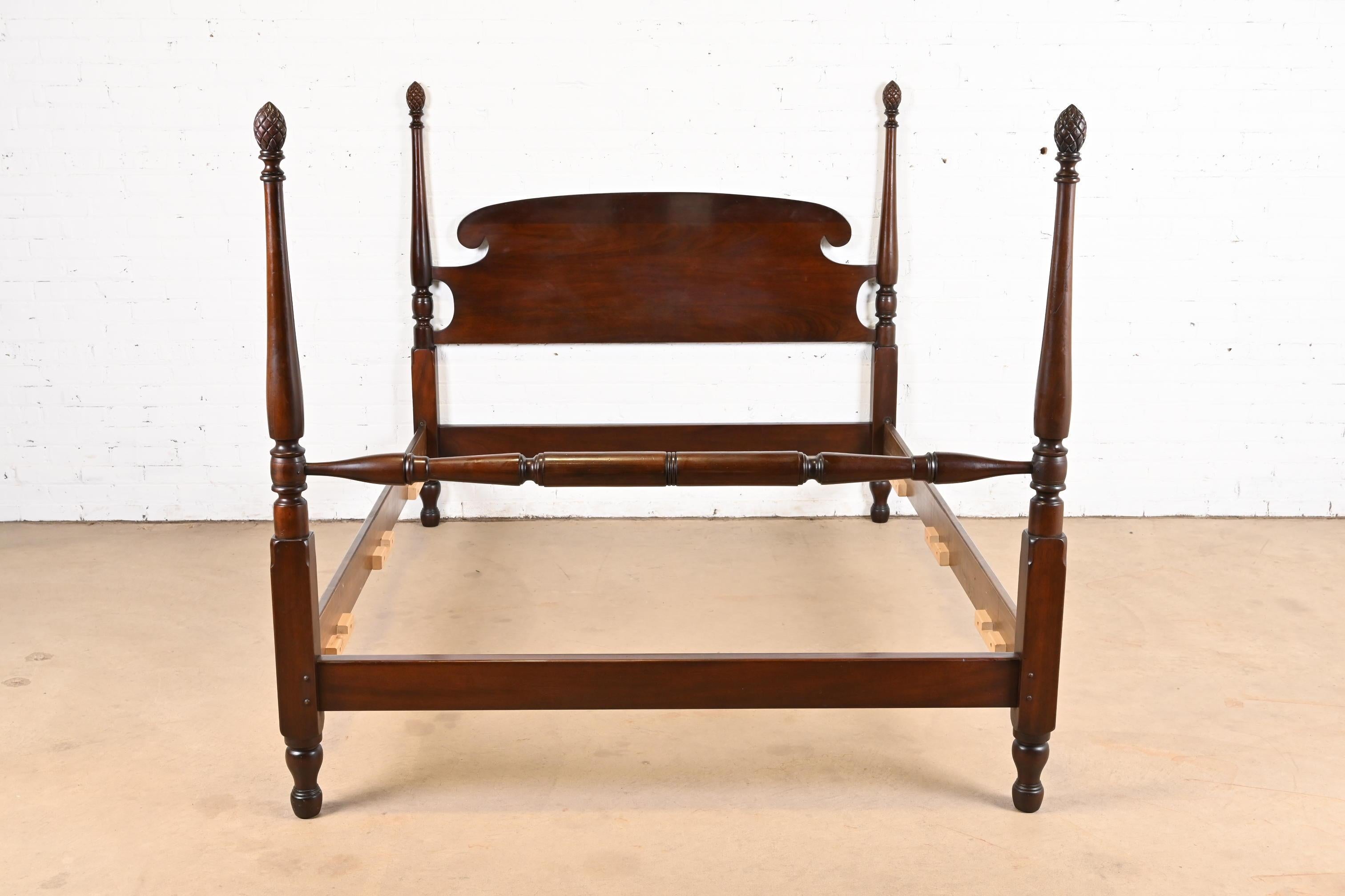 A gorgeous Federal or Georgian style carved solid mahogany pineapple four poster queen size bed

By Stickley

USA, Late 20th Century

Measures: 63