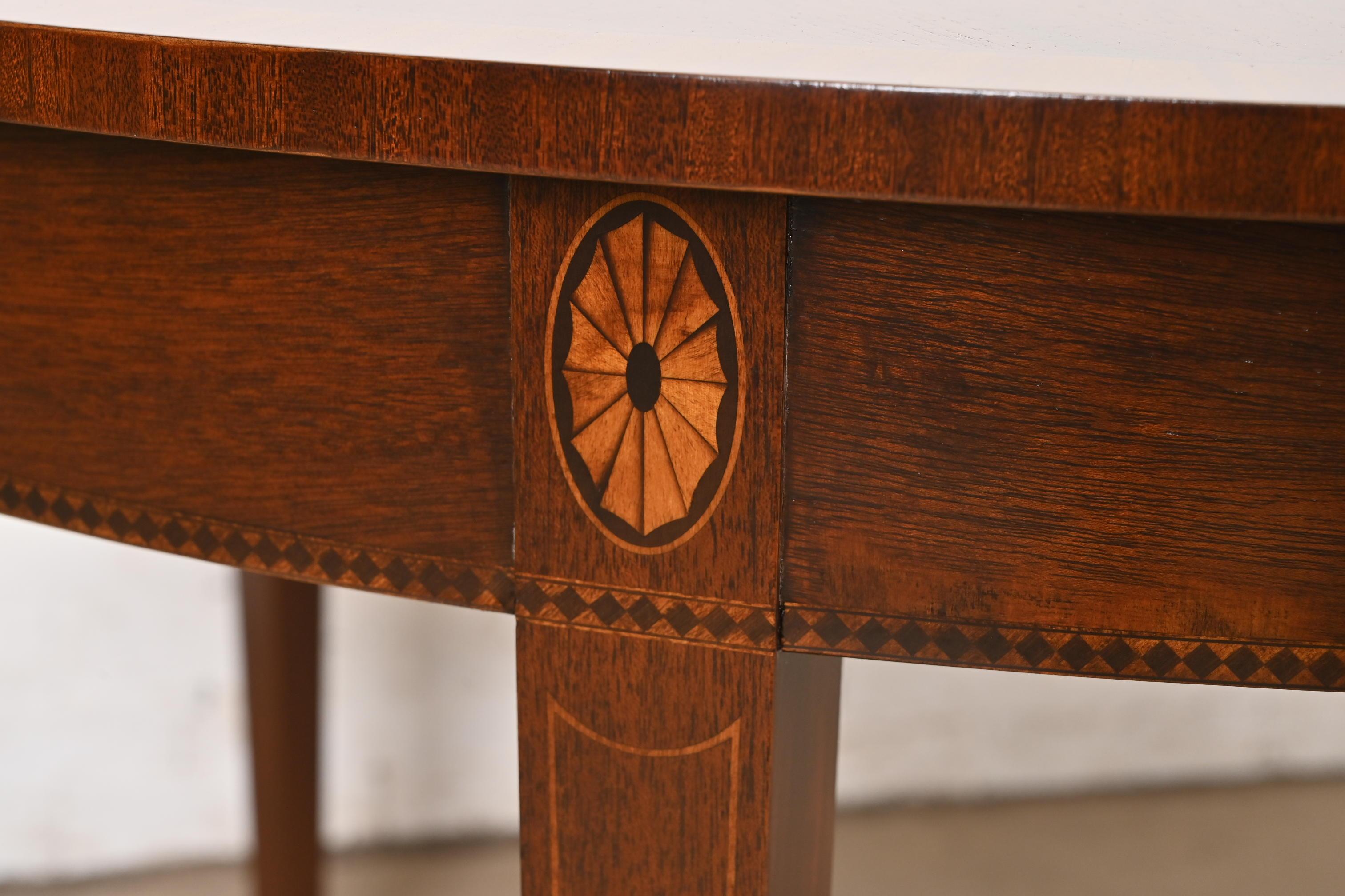 Mesa de comedor extensible Stickley Federal de caoba con incrustaciones, recién acabada en venta 4