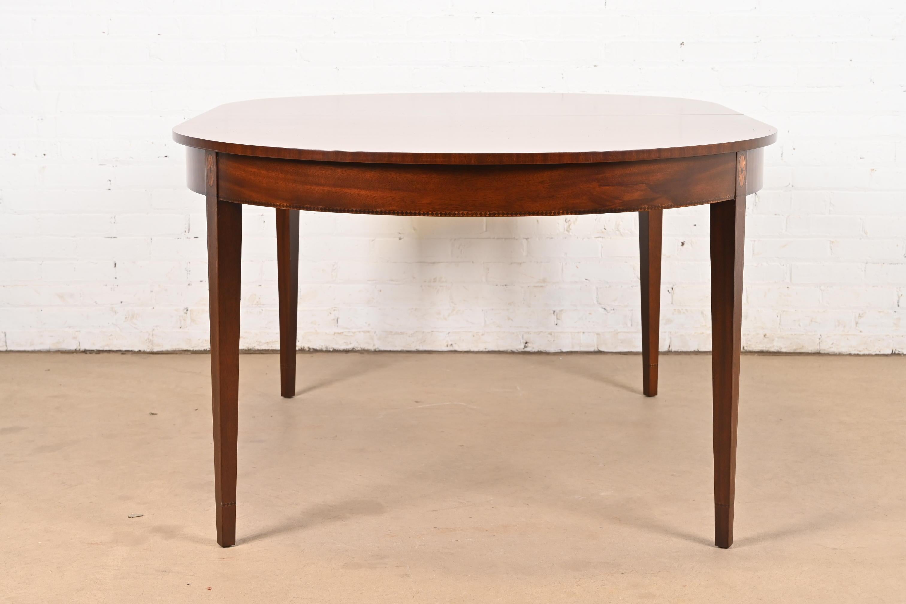 Mesa de comedor extensible Stickley Federal de caoba con incrustaciones, recién acabada en venta 5