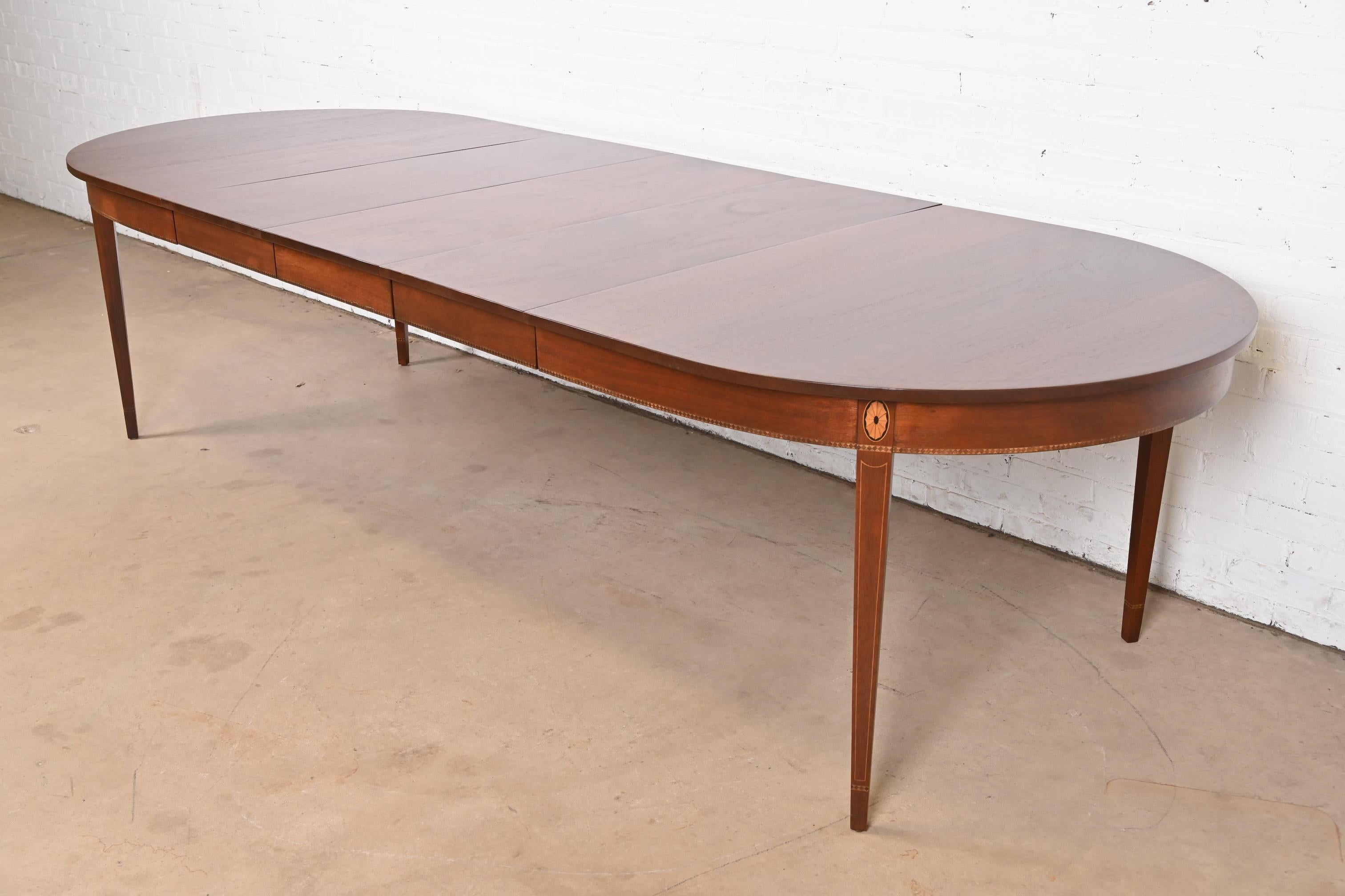 An exceptional Federal or Hepplewhite style extension dining table

By Stickley

USA, Circa Late 20th Century

Beautiful mahogany, with inlaid satinwood marquetry.

Measures: 71.75