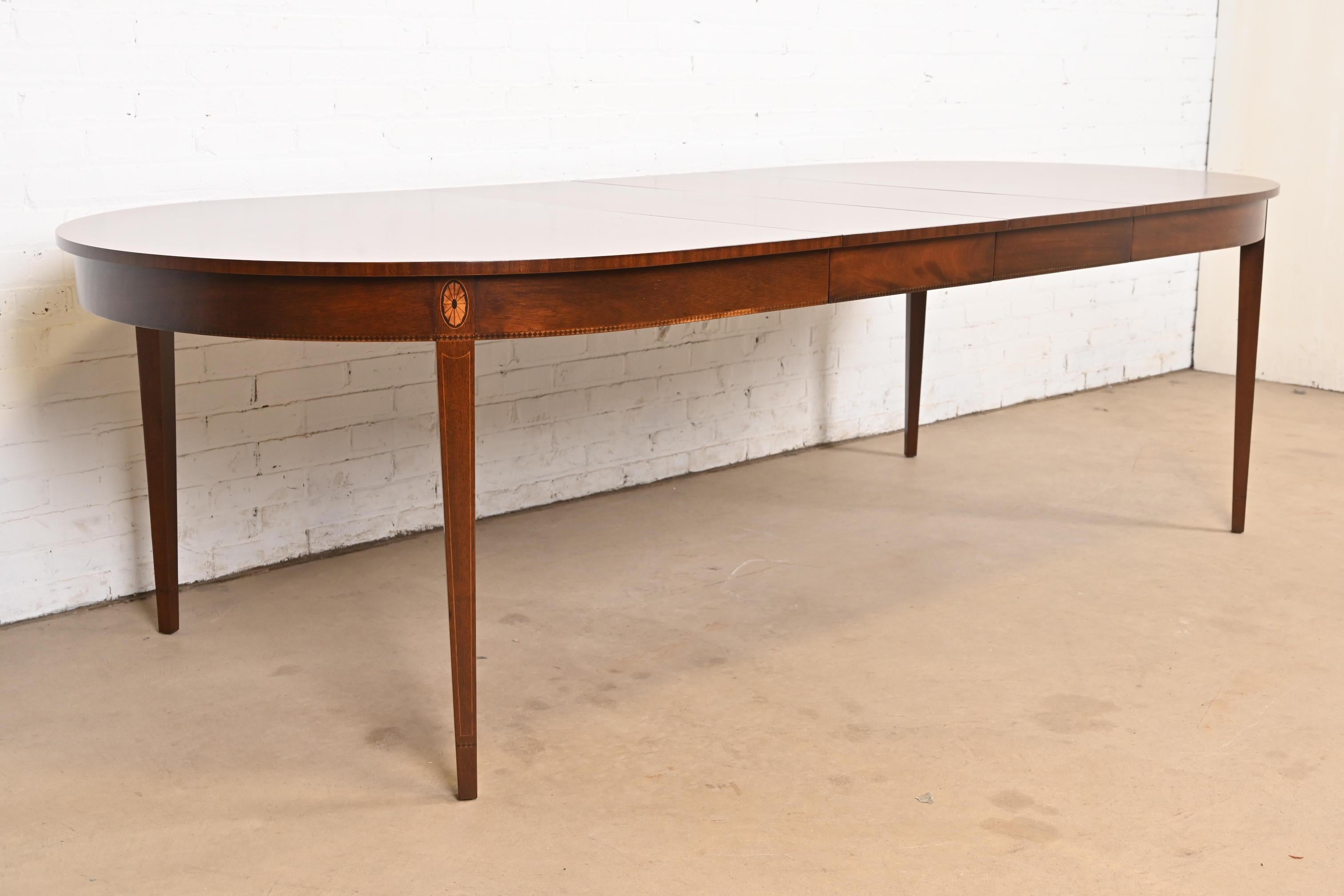 Mesa de comedor extensible Stickley Federal de caoba con incrustaciones, recién acabada siglo XX en venta