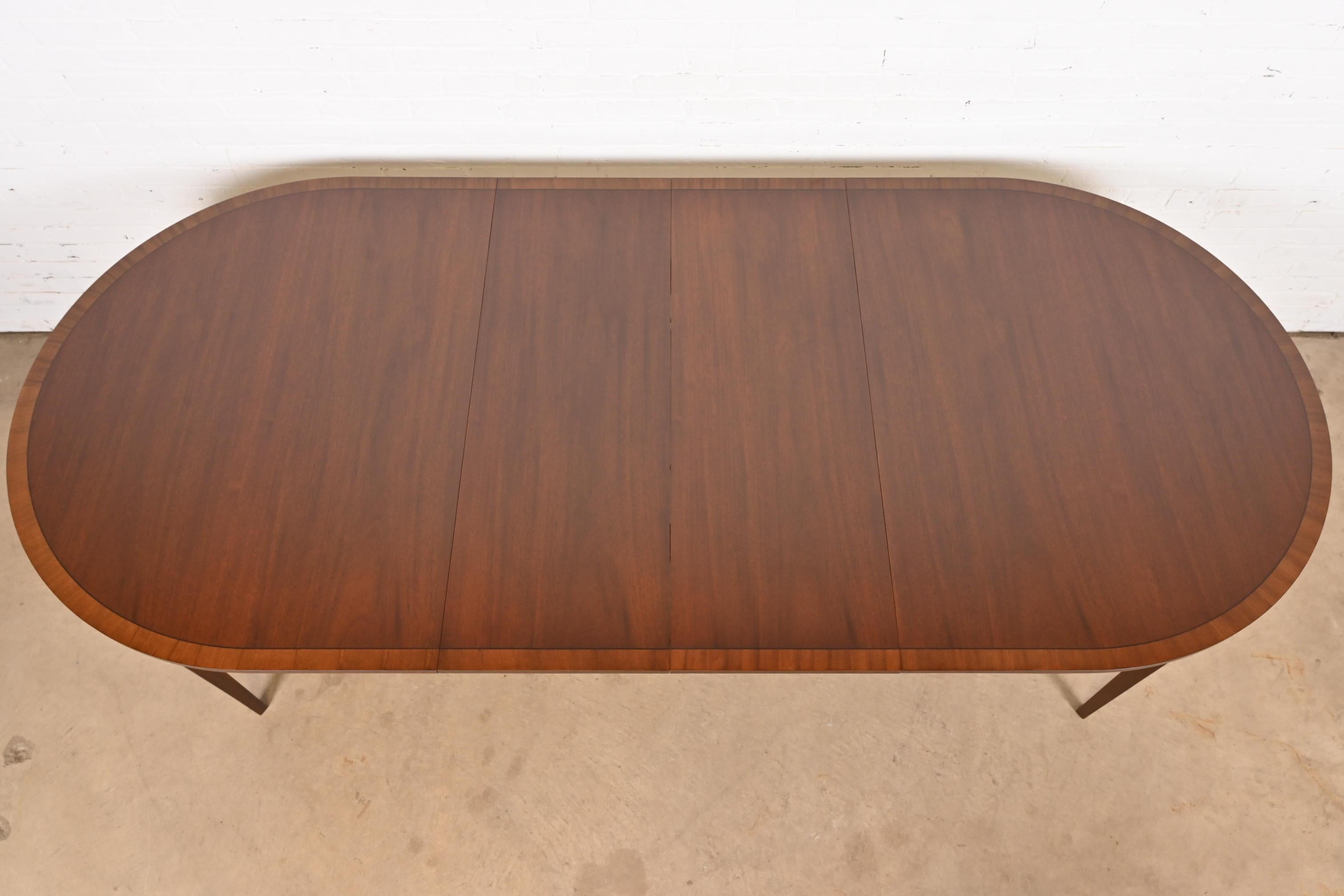 Mesa de comedor extensible Stickley Federal de caoba con incrustaciones, recién acabada Caoba en venta