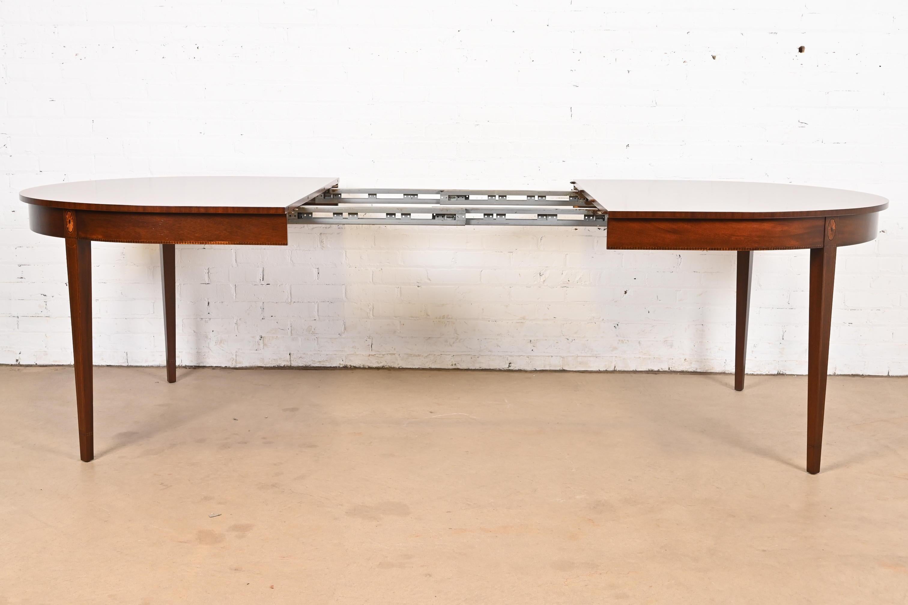 Mesa de comedor extensible Stickley Federal de caoba con incrustaciones, recién acabada en venta 1